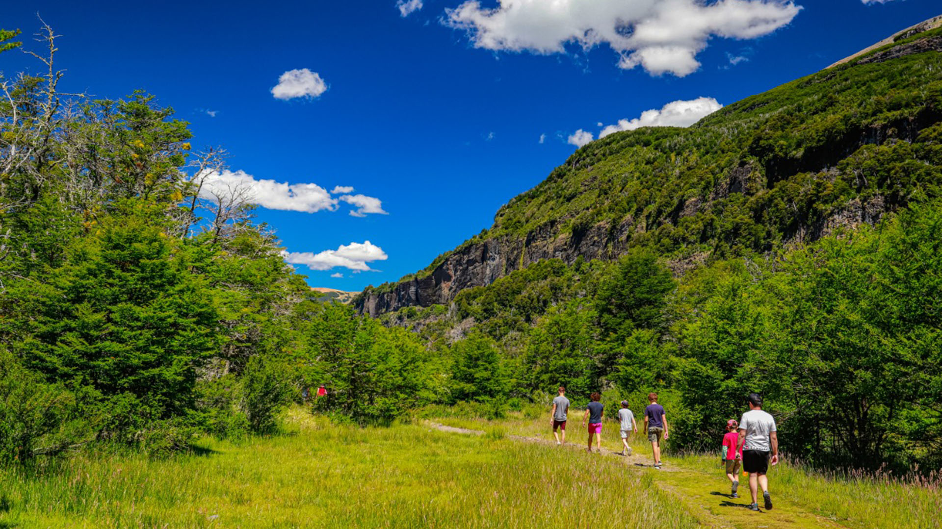 Una familia disfruta el buen clima del verano rionegrino para hacer una excursión de montaña