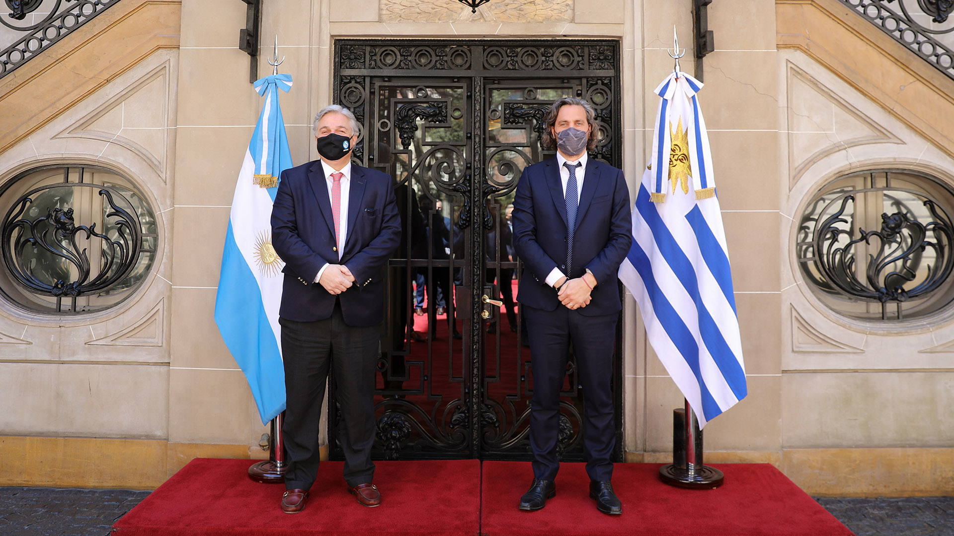 Cancilleres. Francisco Bustillo y Santiago Cafiero posan en el Palacio San Martín tras la reunión.