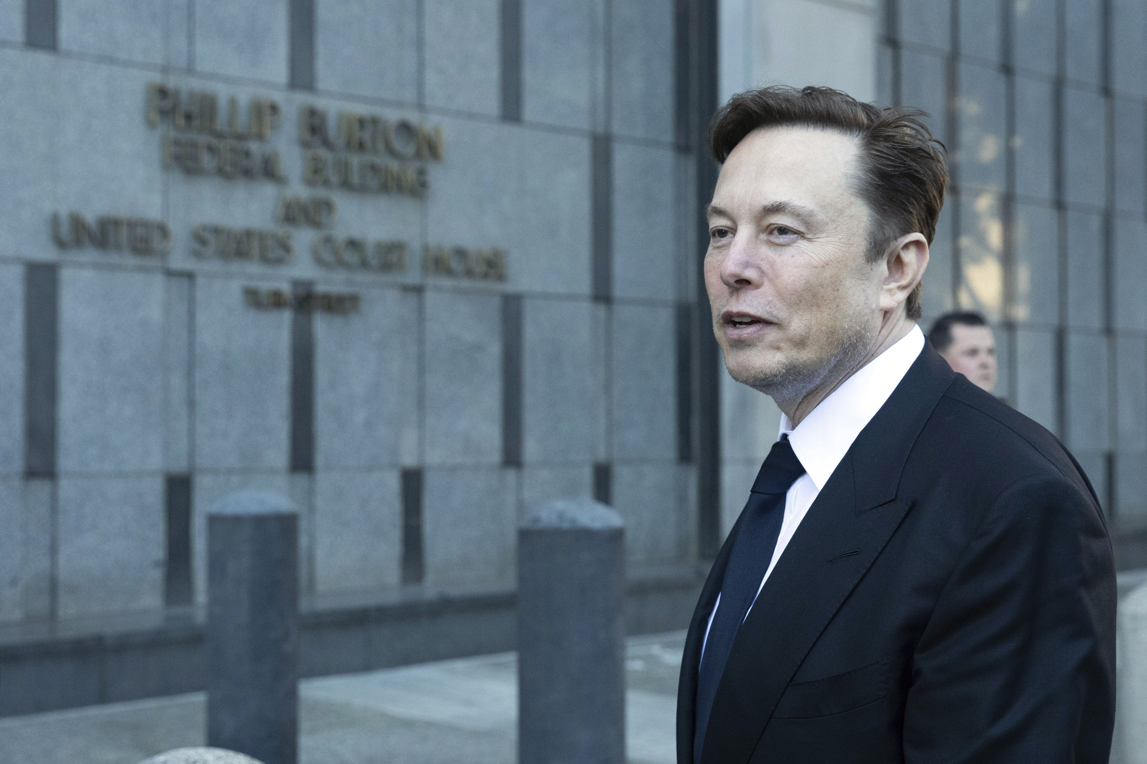 Elon Musk sale de un tribunal federal de San Francisco (AP Foto/ Benjamin Fanjoy)