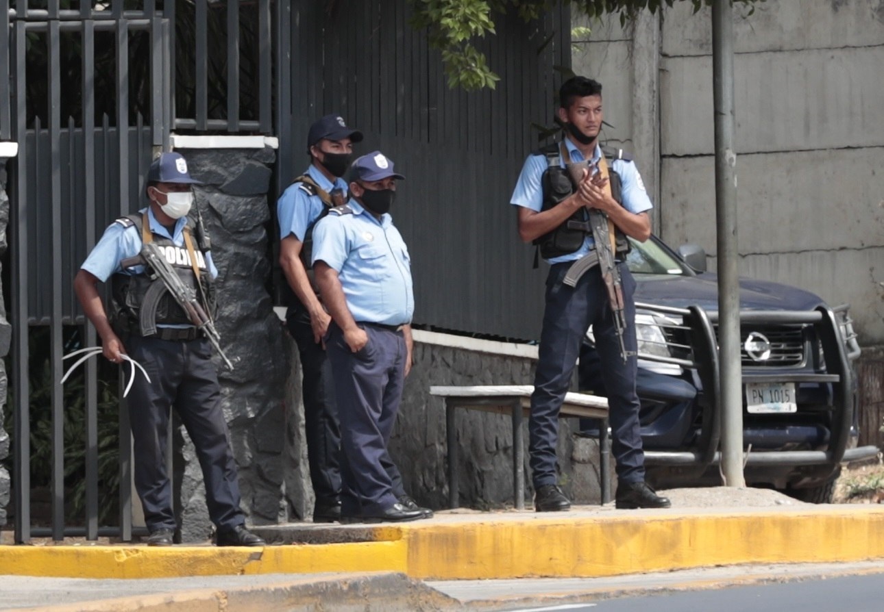 Las fuerzas del régimen sandinista custodian el domicilio de Cristiana Chamorro (EFE/JORGE TORRES)