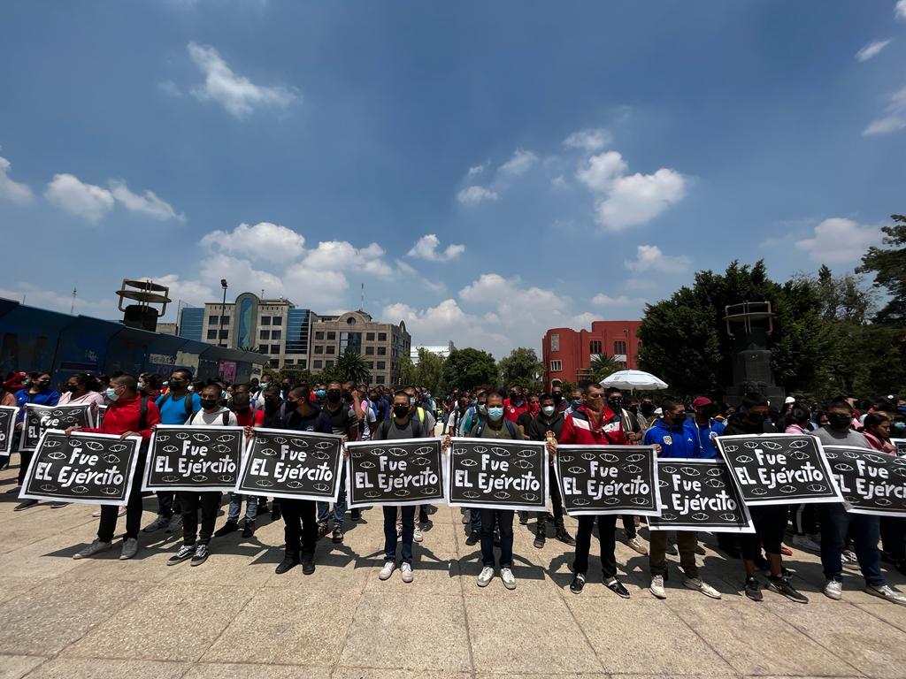 Familiares de los 43 estudiantes de Ayotzinapa protestaron en el Monumento a la Revolución