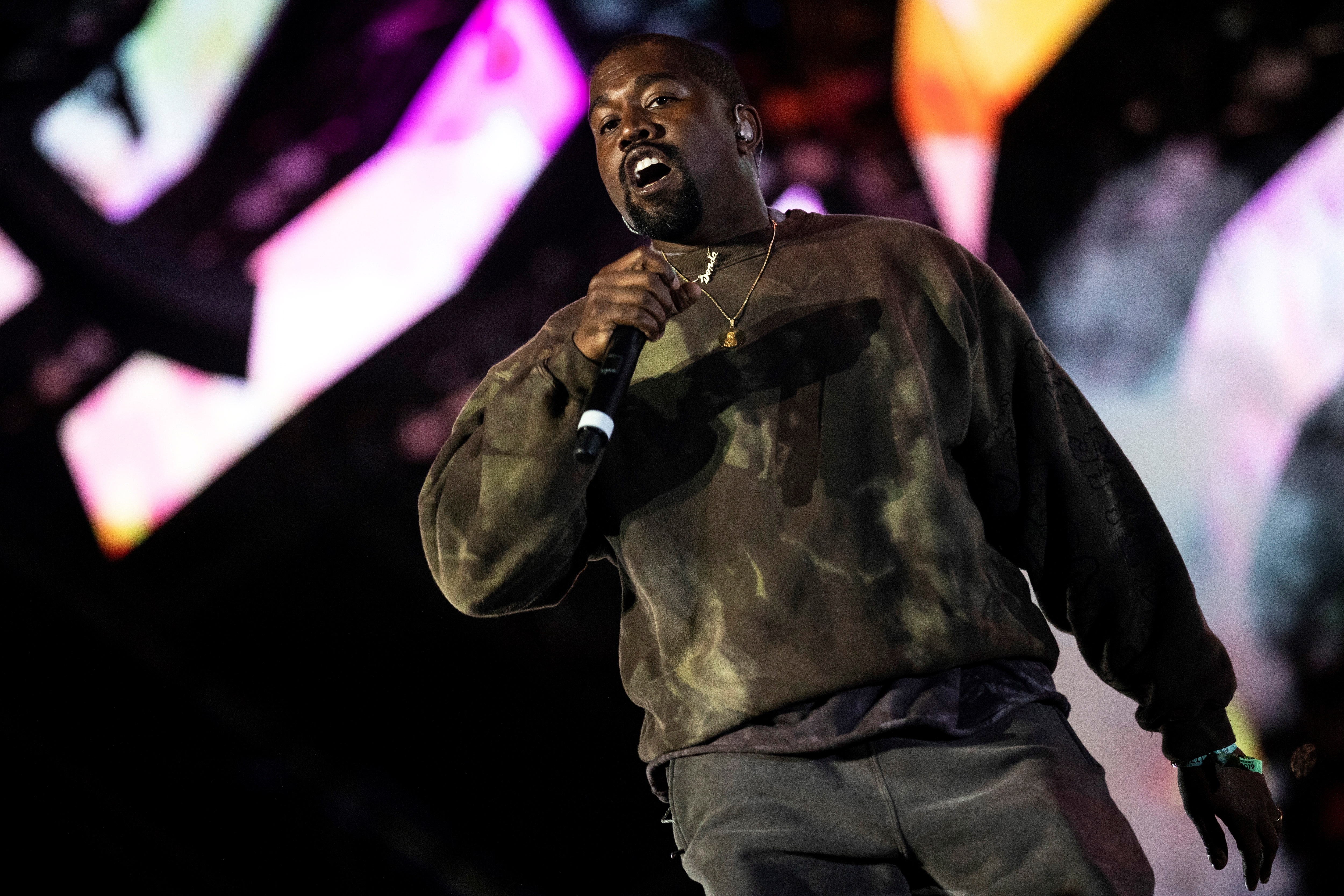 En la imagen un registro del rapero estadounidense Kanye West, durante una presentación en Palm Spring (EFE)