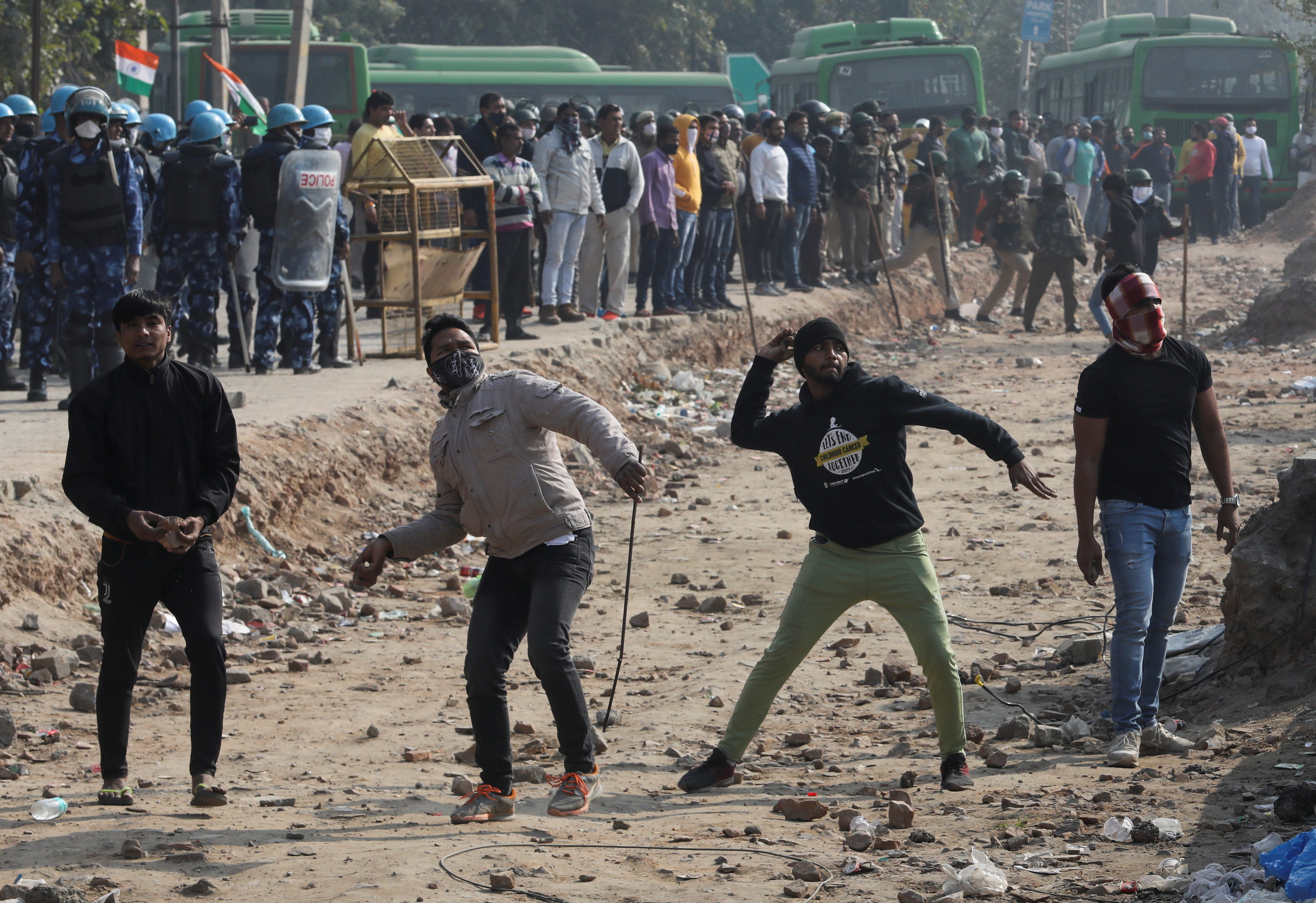 Un grupo de personas lanzan piedras contra los agricultores cerca de Nueva Delhi, el 29 de enero de 2021 (REUTERS/Anushree Fadnavis)