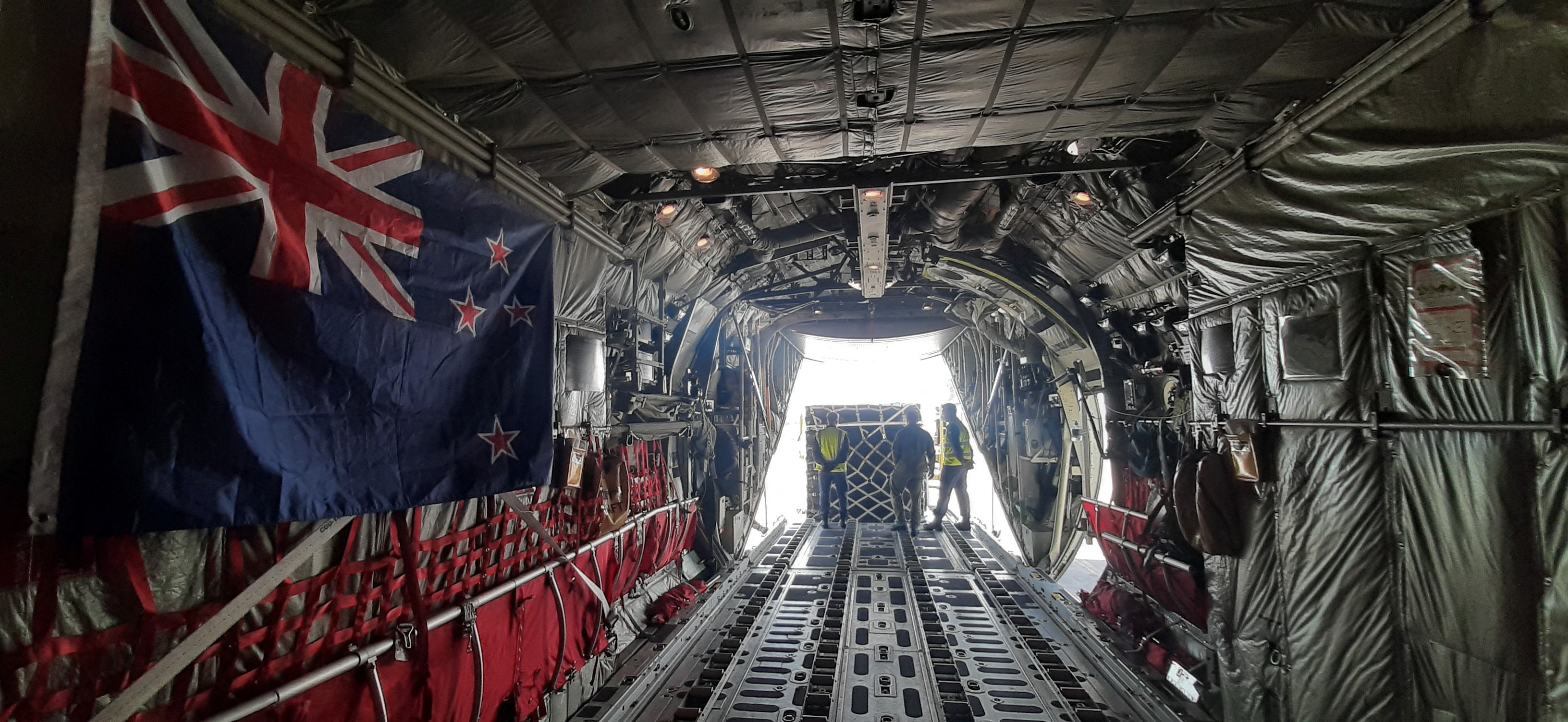 Personal descarga los suministros de ayuda humanitaria enviados por Nueva Zelanda desde un avión en el aeropuerto internacional de Fua'amotu, en la isla de Tongatapu, Tonga, el 20 de enero de 2022. Foto tomada el 20 de enero de 2022. Fuerza de Defensa de Nueva Zelanda/Handout via REUTERS 