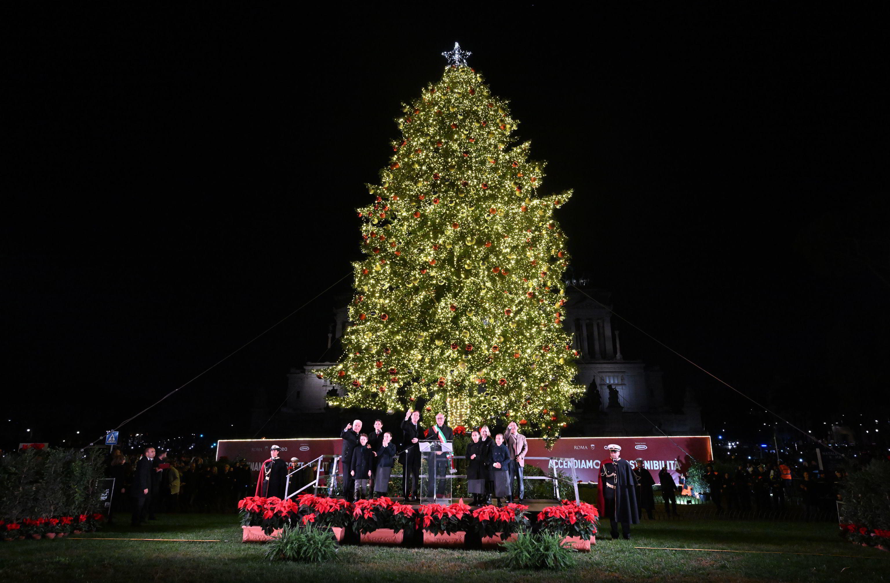 Roma encendió su árbol de Navidad ecológico y desató la polémica (EFE)