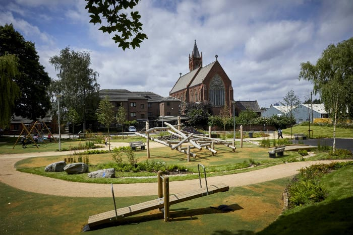 l Parque Comunitario de West Gorton, en la ciudad de Manchester, se desarrolló un jardín de lluvia. Es parte de un plan de 10 años para regenerar el área y es uno de las primeros proyectos del Reino Unido con soluciones basadas en la naturaleza.