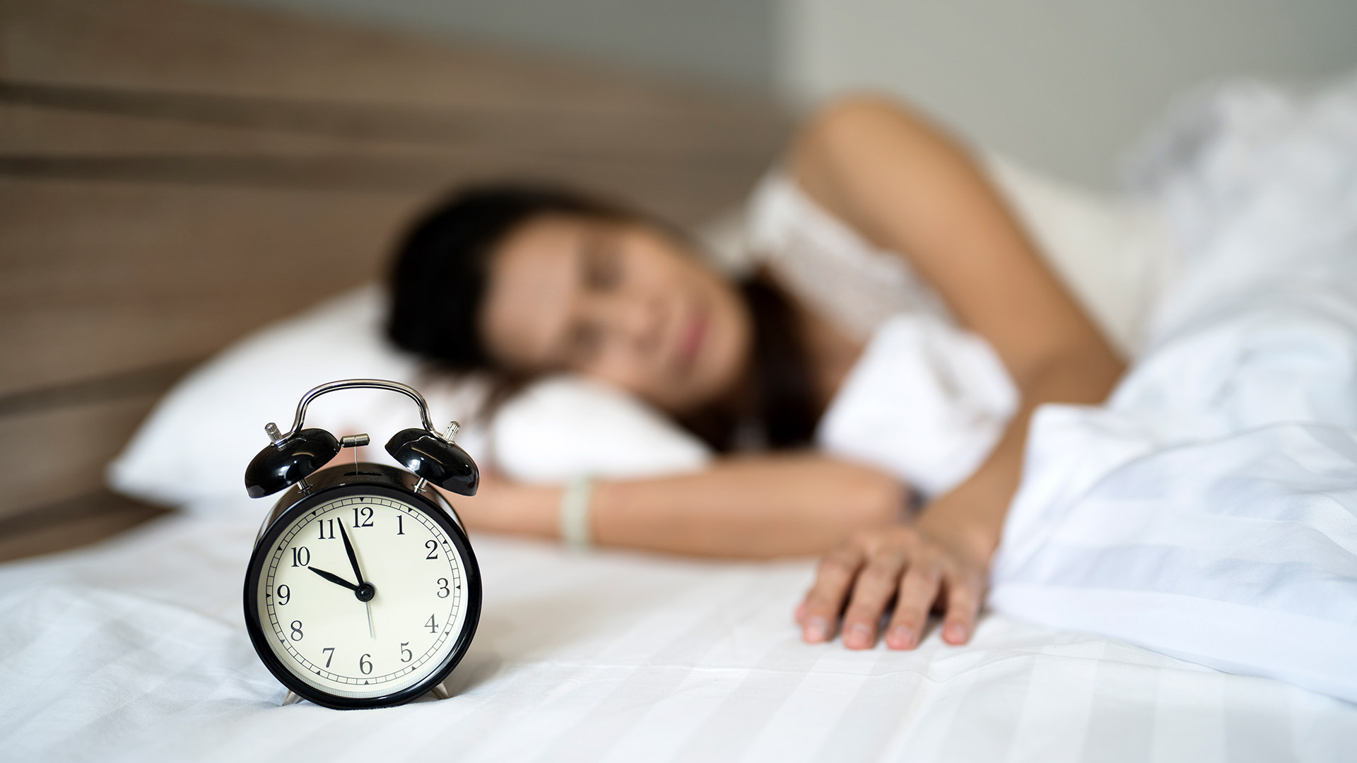 Una de las medidas fundamentales consiste en despertarse y acostarse todos los días a la misma hora (Getty)