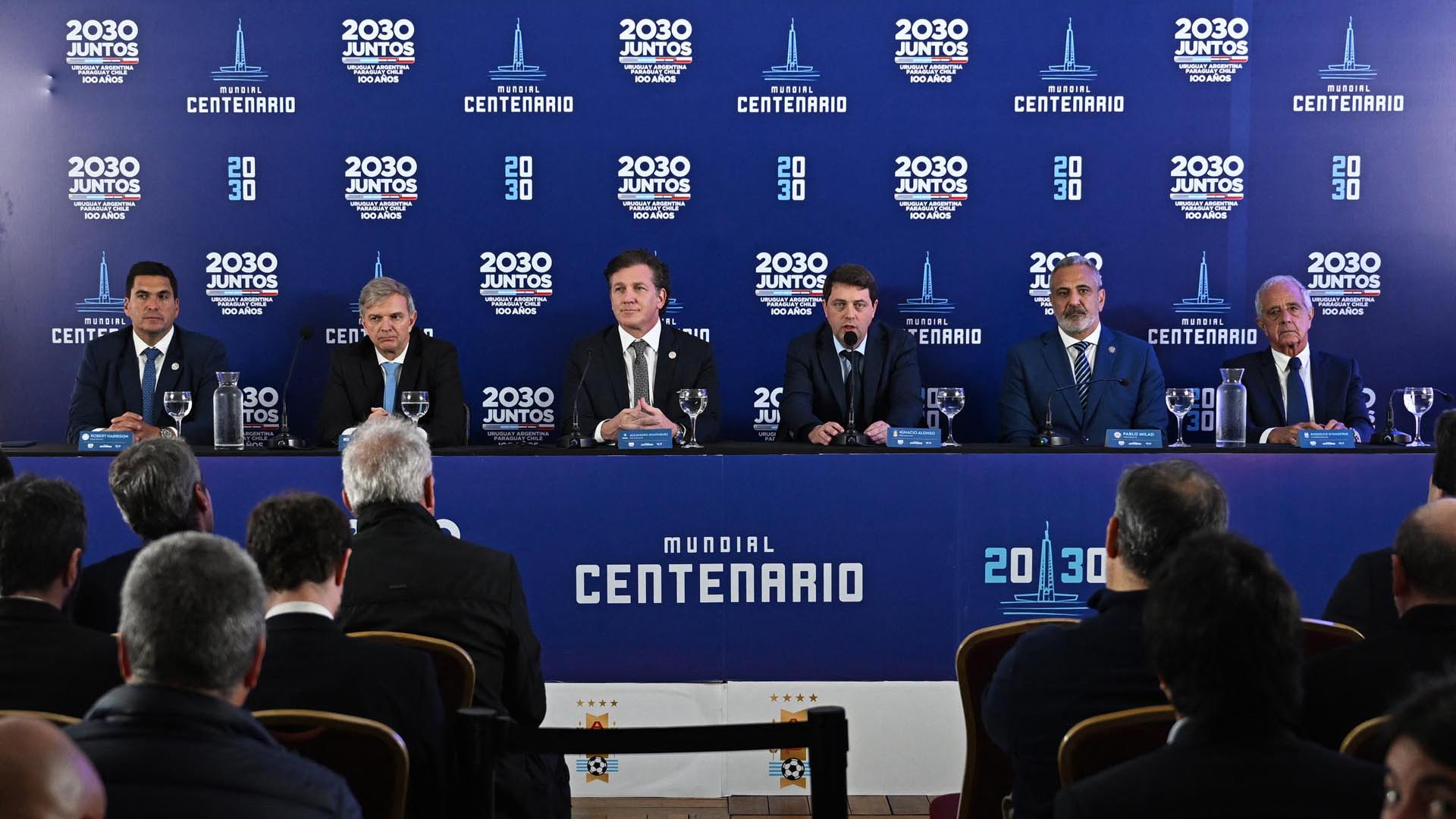 Argentina, Paraguay y Chile brindaron una conferencia de prensa en la que reiteraron sus intenciones de albergar la candidatura para el Mundial 2030. (Photo by Pablo PORCIUNCULA / AFP)