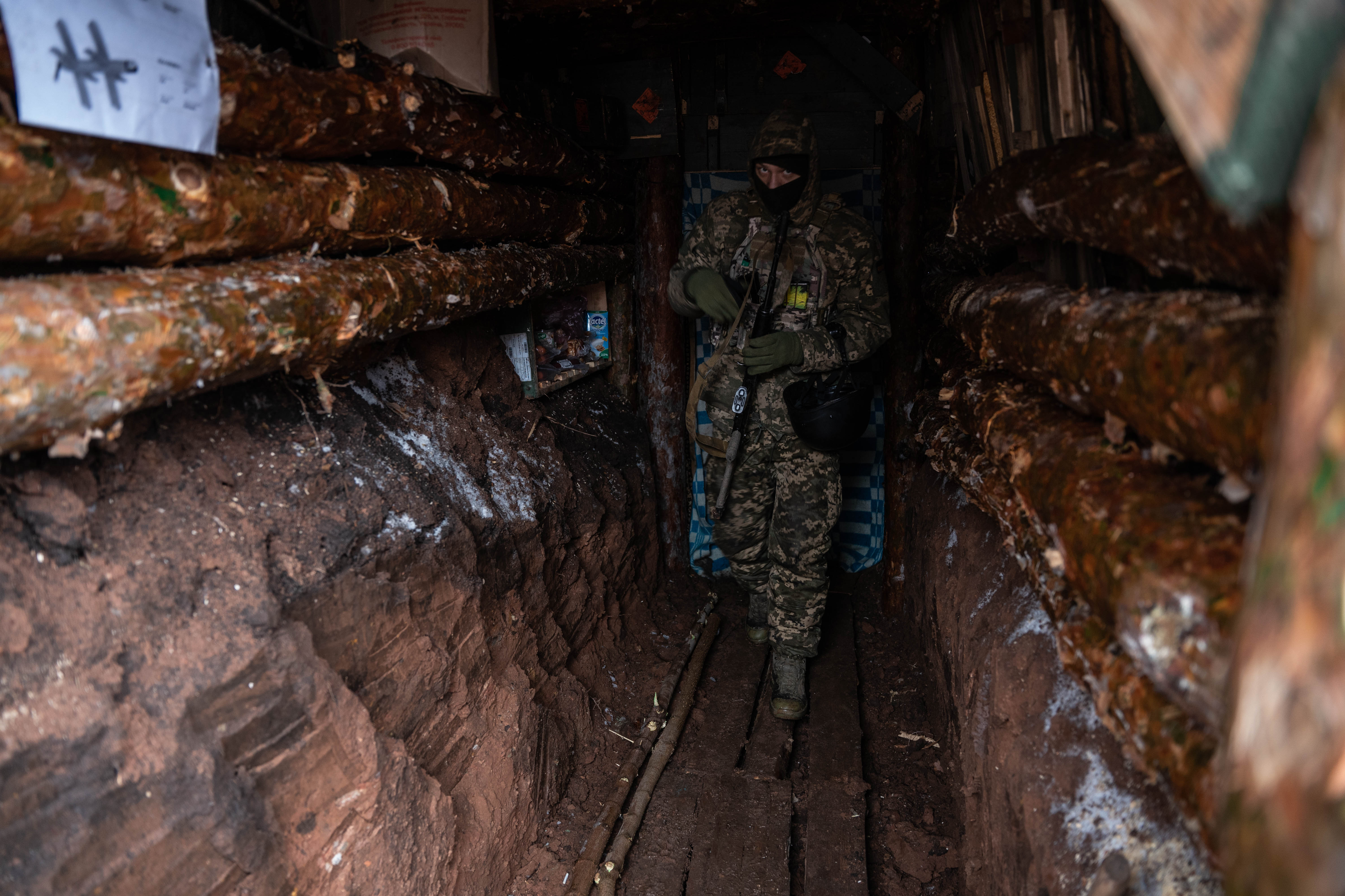 Hechas con barro y troncos cortados de los bosques aledaños a Bakhmut, los militares de la brigada 80 pasan sus días bajo tierra en sus trincheras y disparando artillería haciendo lo posible para evitar el avance de las tropas rusas
