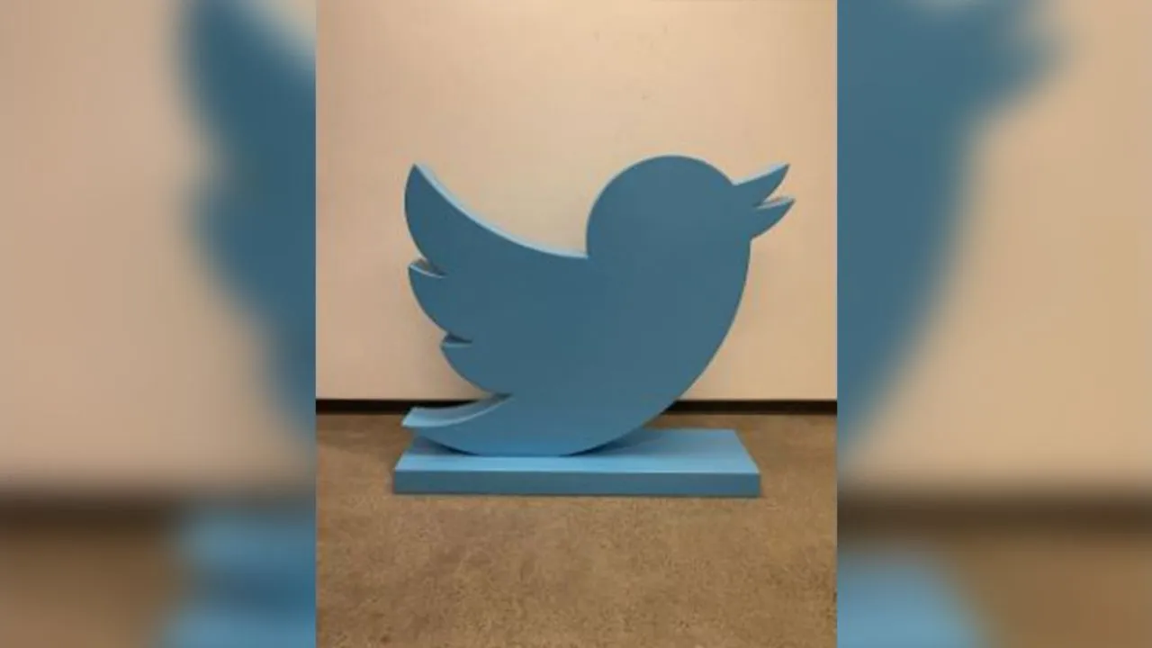Twitter subastará esta estatua del emblemático pájaro azul. (foto: CNN)