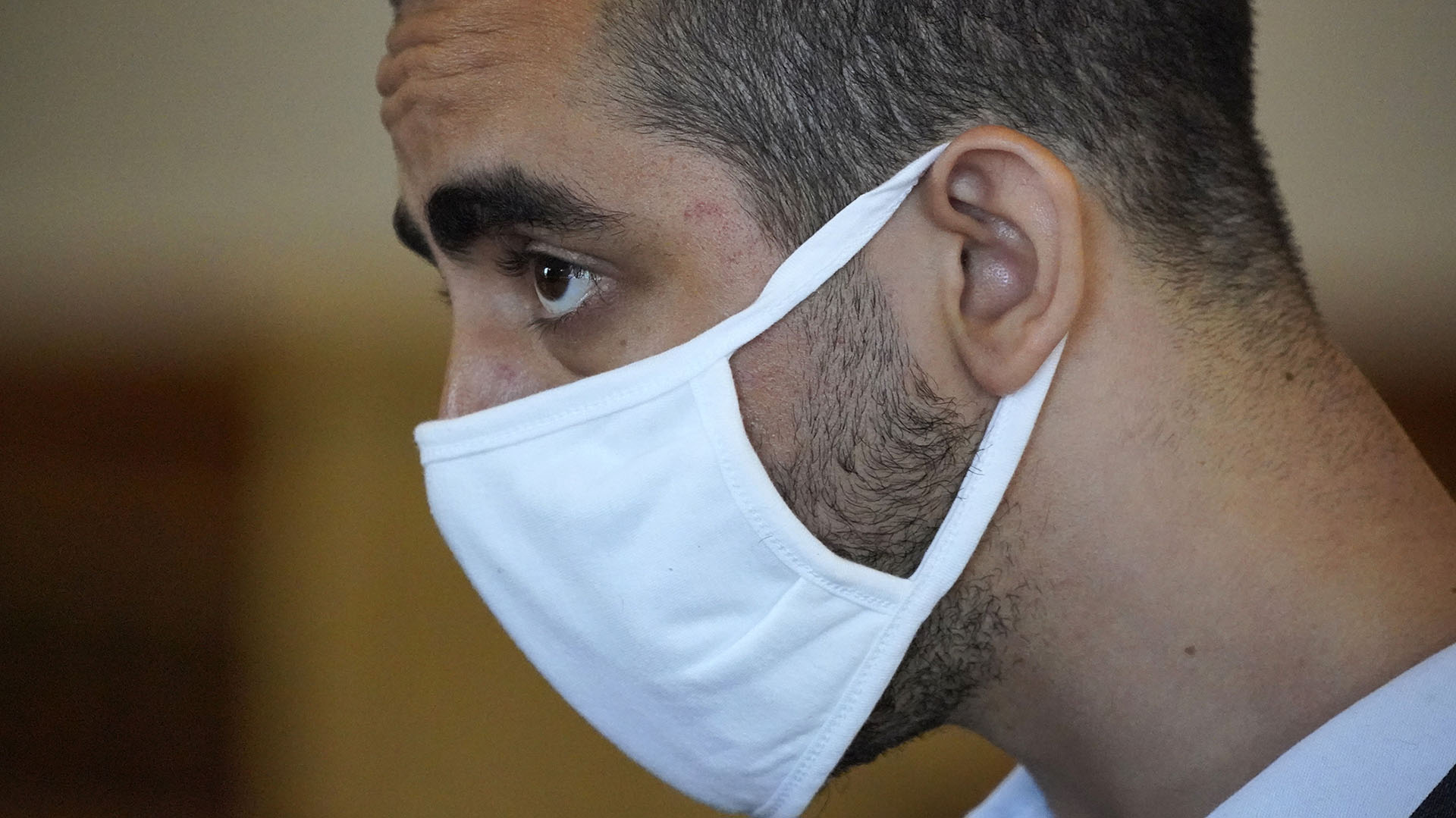 Hadi Matar, de 24 años, escuchando los cargos en su contra por el ataque contra Salman Rushdie (AP Photo/Gene J. Puskar)