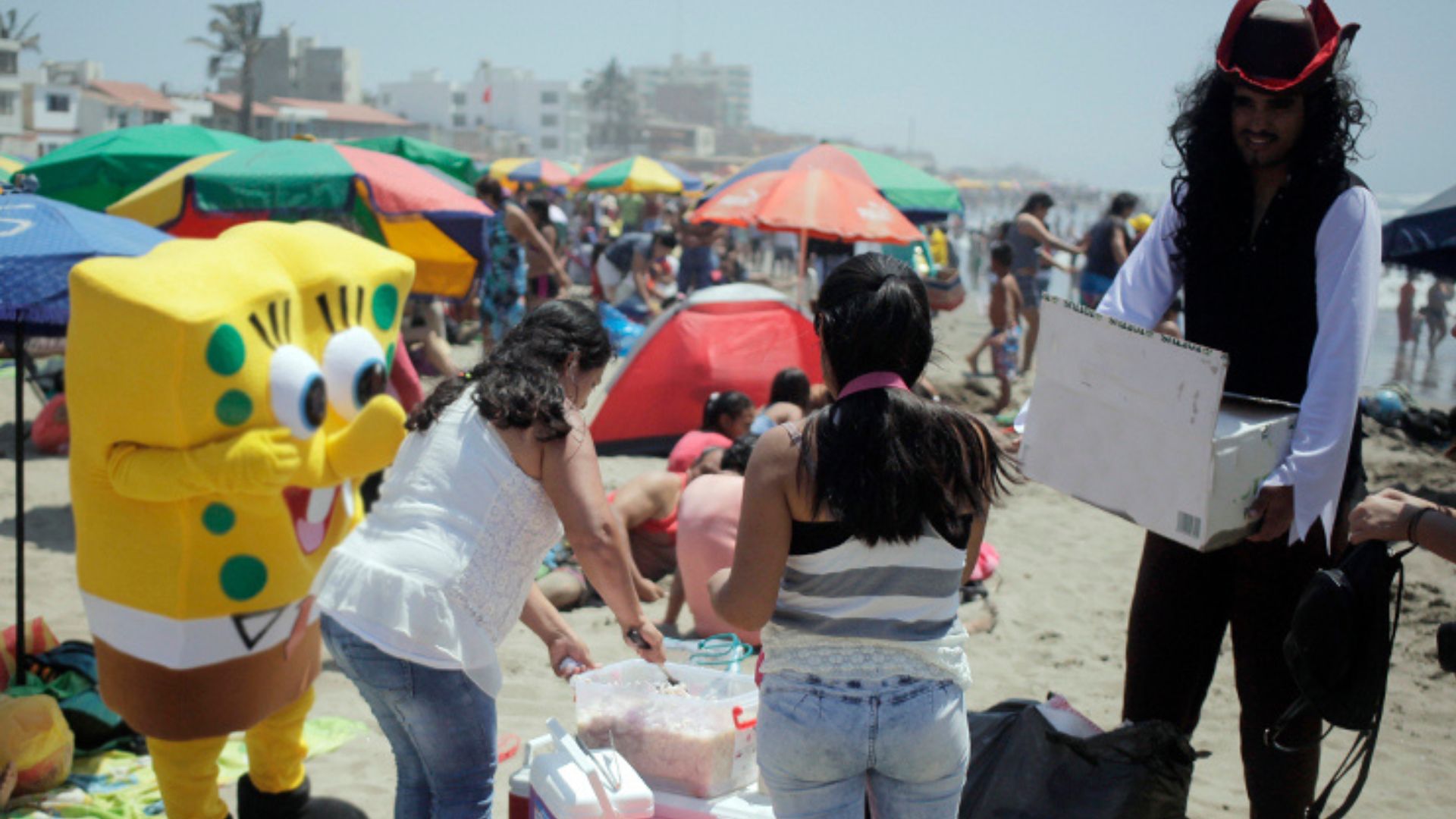 Lima viene soportando uno de sus veranos más calurosos y los peruanos tienen que arreglárselas para trabajar bajo el inclemente sol.