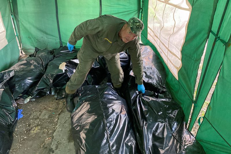 Un operario apila cadáveres de soldados rusos. REUTERS/Vitalii Hnidyi