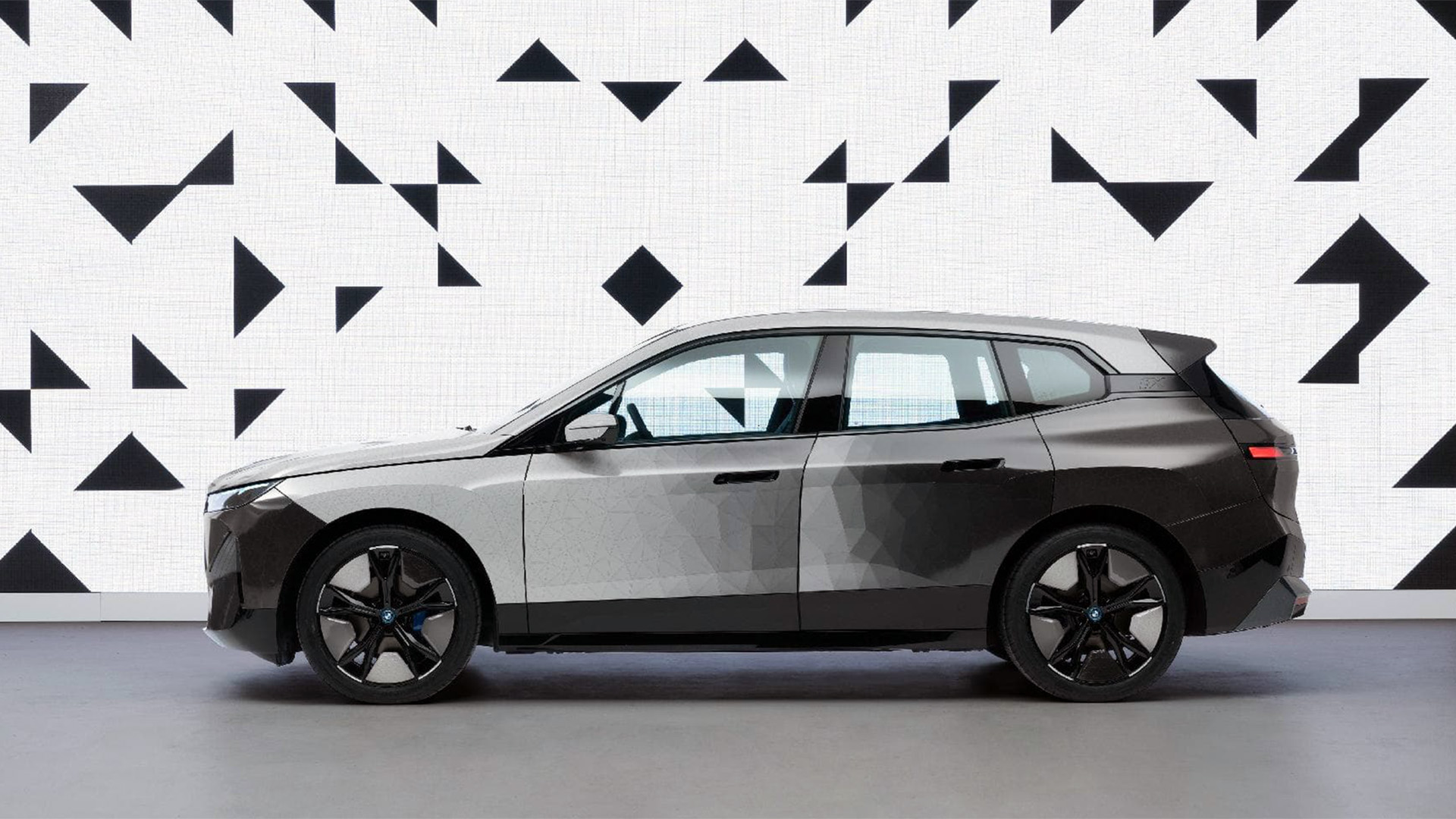 BMW presentó un sistema que cambia electrónicamente el color, pasando de negro a blanco en segundos