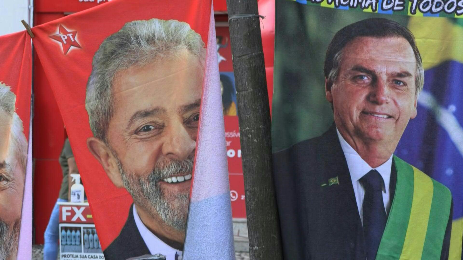 A la izquierda, una toalla estampada con la efigie del exmandatario Luiz Inácio Lula da Silva sobre un fondo rojo; a la derecha, otra con el retrato presidencial de Jair Bolsonaro escoltado por la bandera de Brasil.