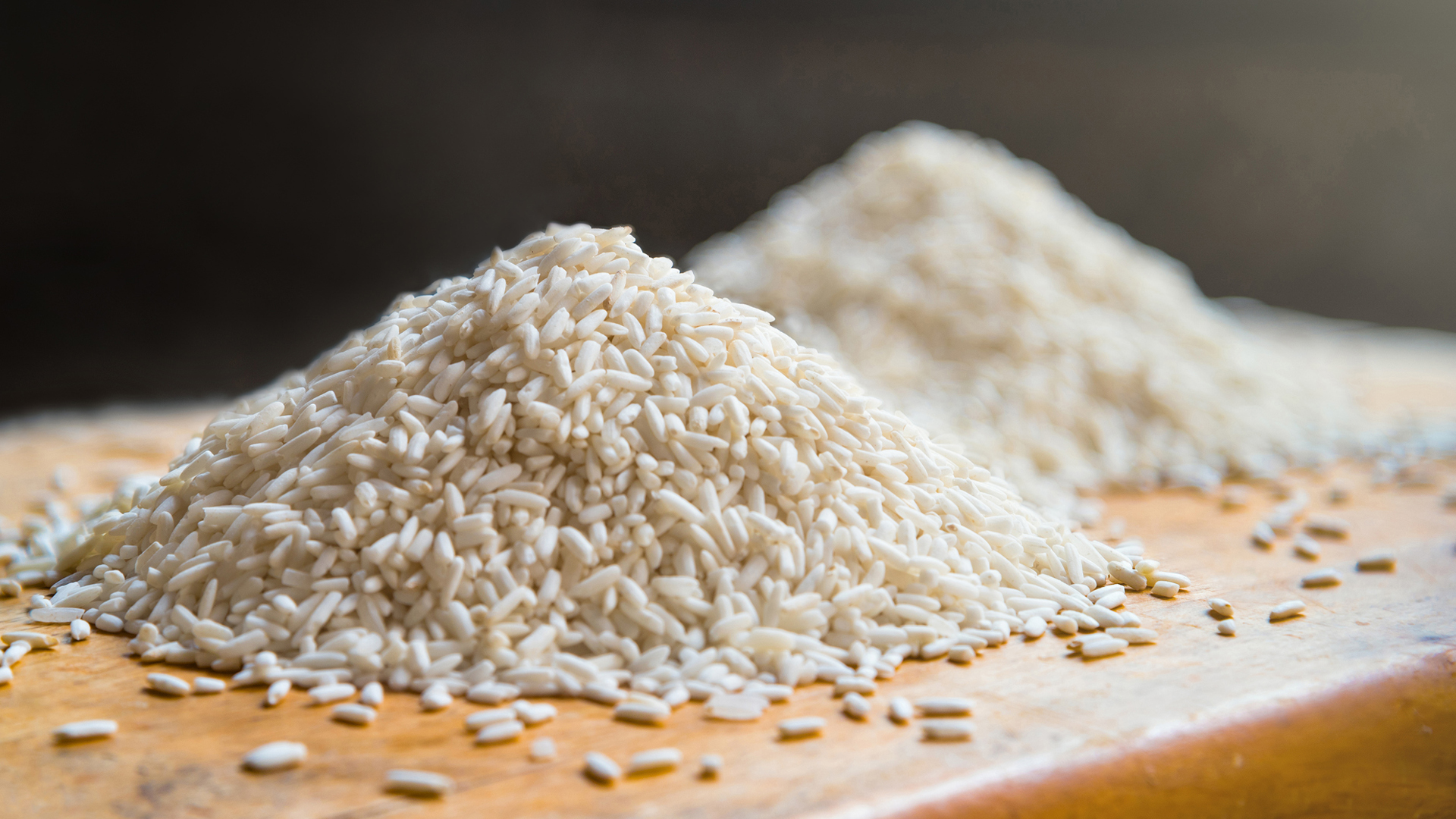El arroz blanco tiene un alto índice glucémico, que ayuda a reducir el tiempo que lleva quedarse dormido (Getty Images)
