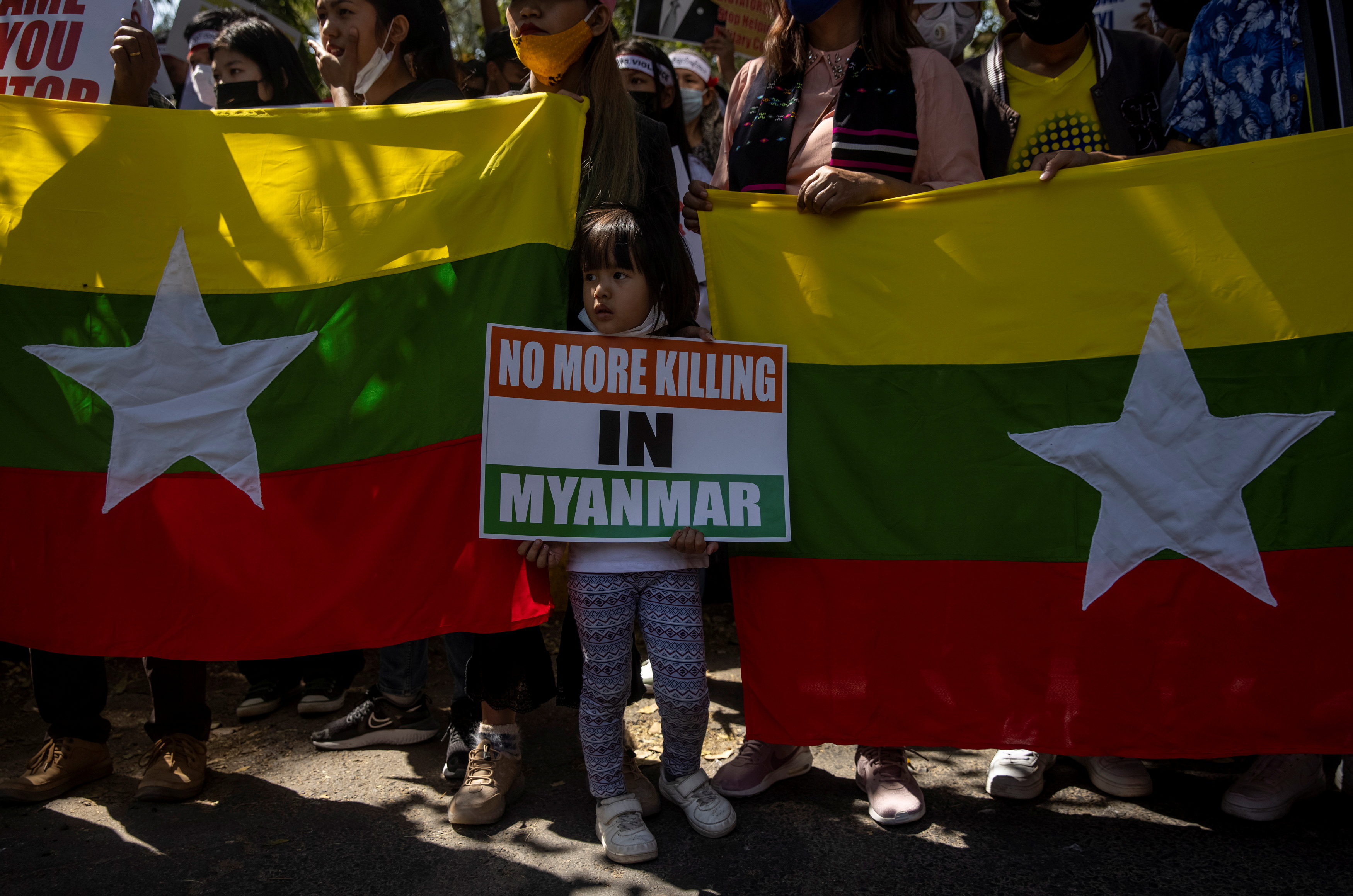 Una niña sostiene un cartel con la leyenda “no más asesinatos en Myanmar" (REUTERS/Danish Siddiqui)