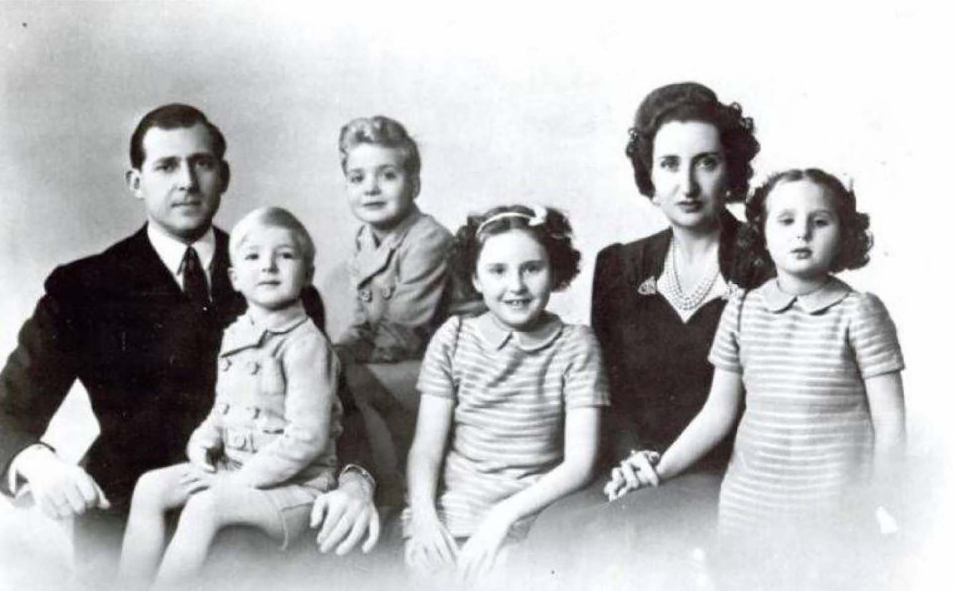 Foto familiar de los condes de Barcelona en 1942. Juan Carlos es el niño que está de pie, tercero desde la izquierda (Casa Real)