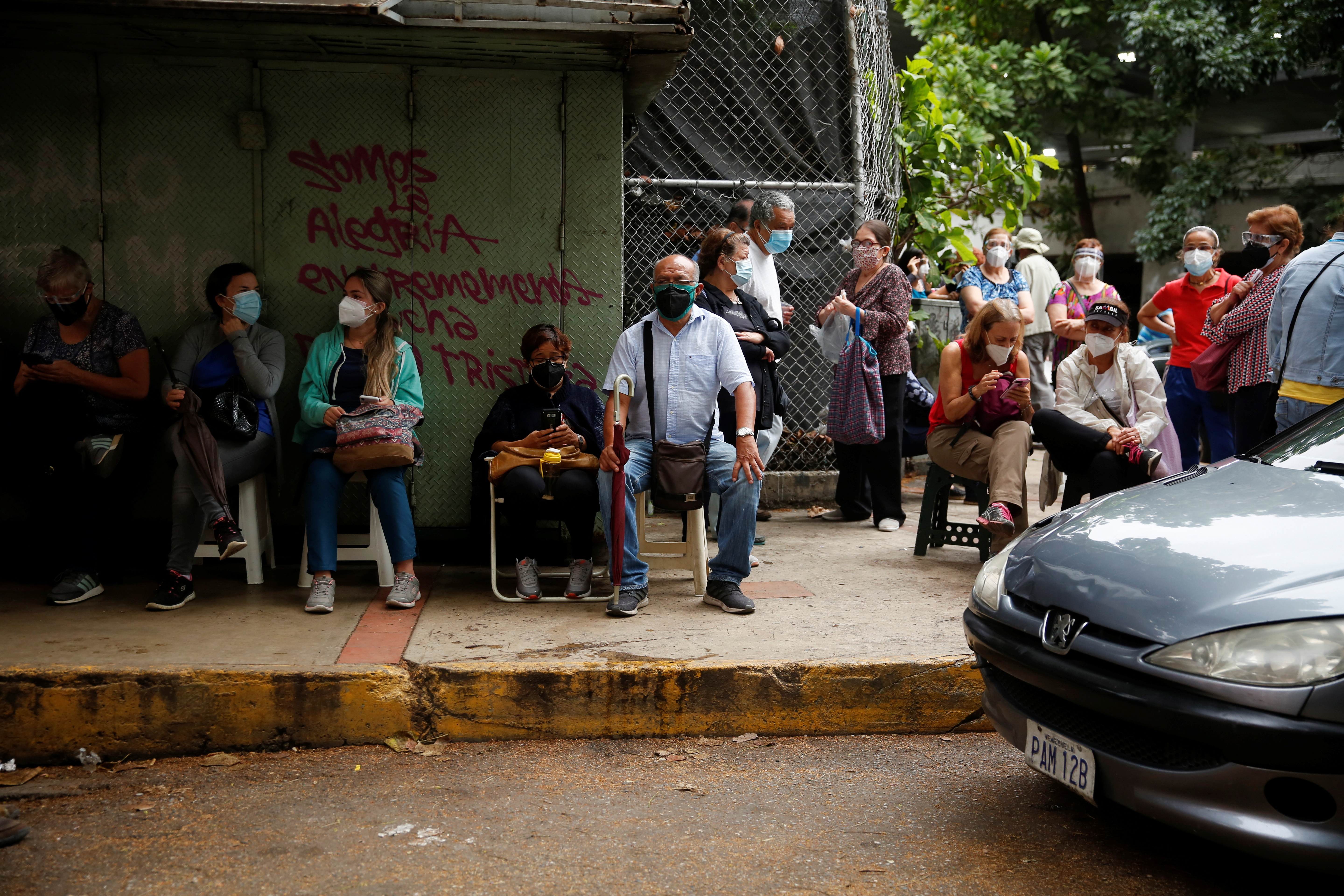Un centro de vacunación en Caracas, una de las urbes que aparecen entre las peores 10 del ranking de The Economist (REUTERS/Leonardo Fernandez Viloria)