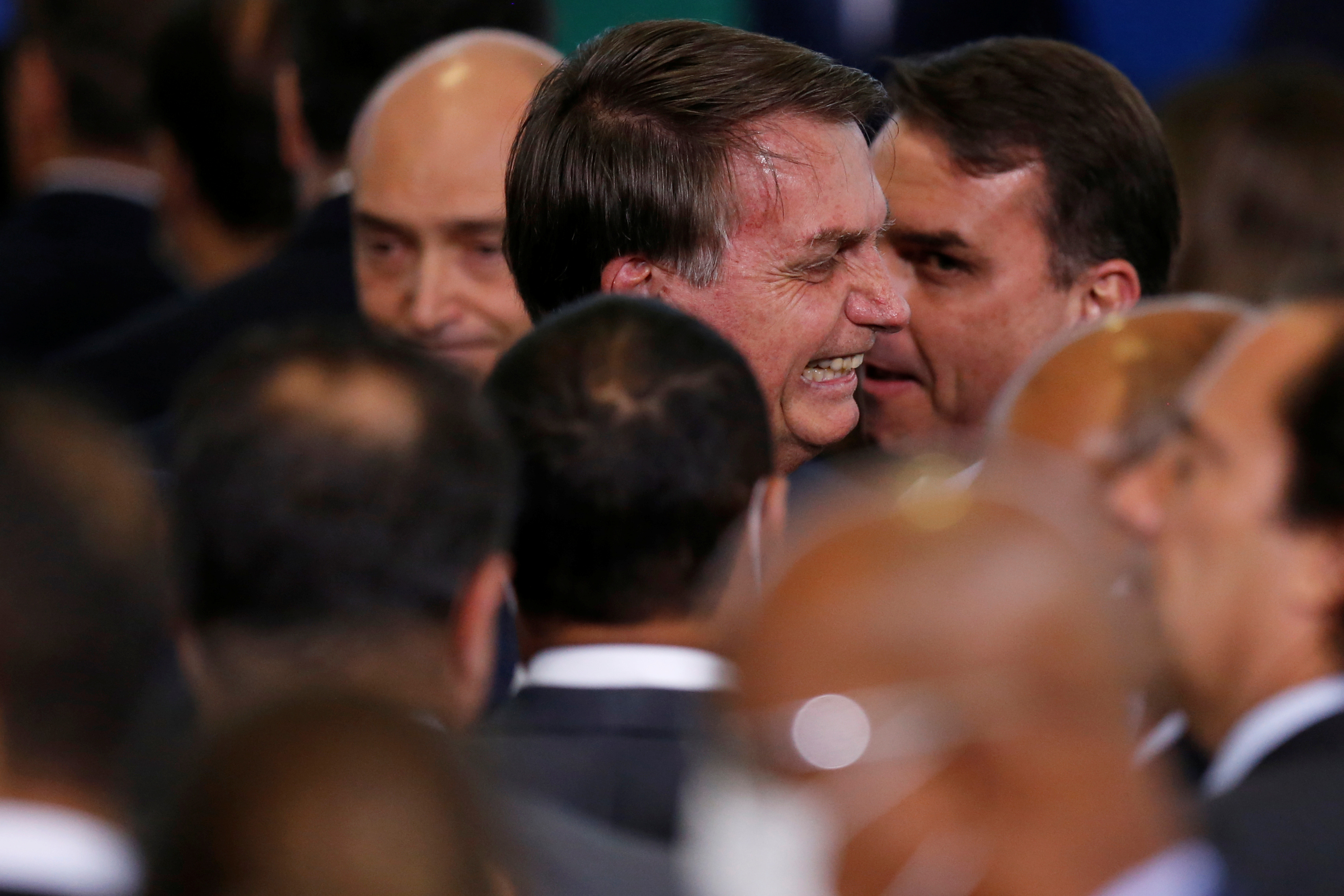 Nuevamente, sin cumplir con ninguno de los protocolos sanitarios contra el COVID-19, Jair Bolsonaro sonríe junto a sus ministros en la ceremonia de jura de Andre Luiz de Almeida Mendonca, el pasado 29 de abril 2020. REUTERS/Ueslei Marcelino
