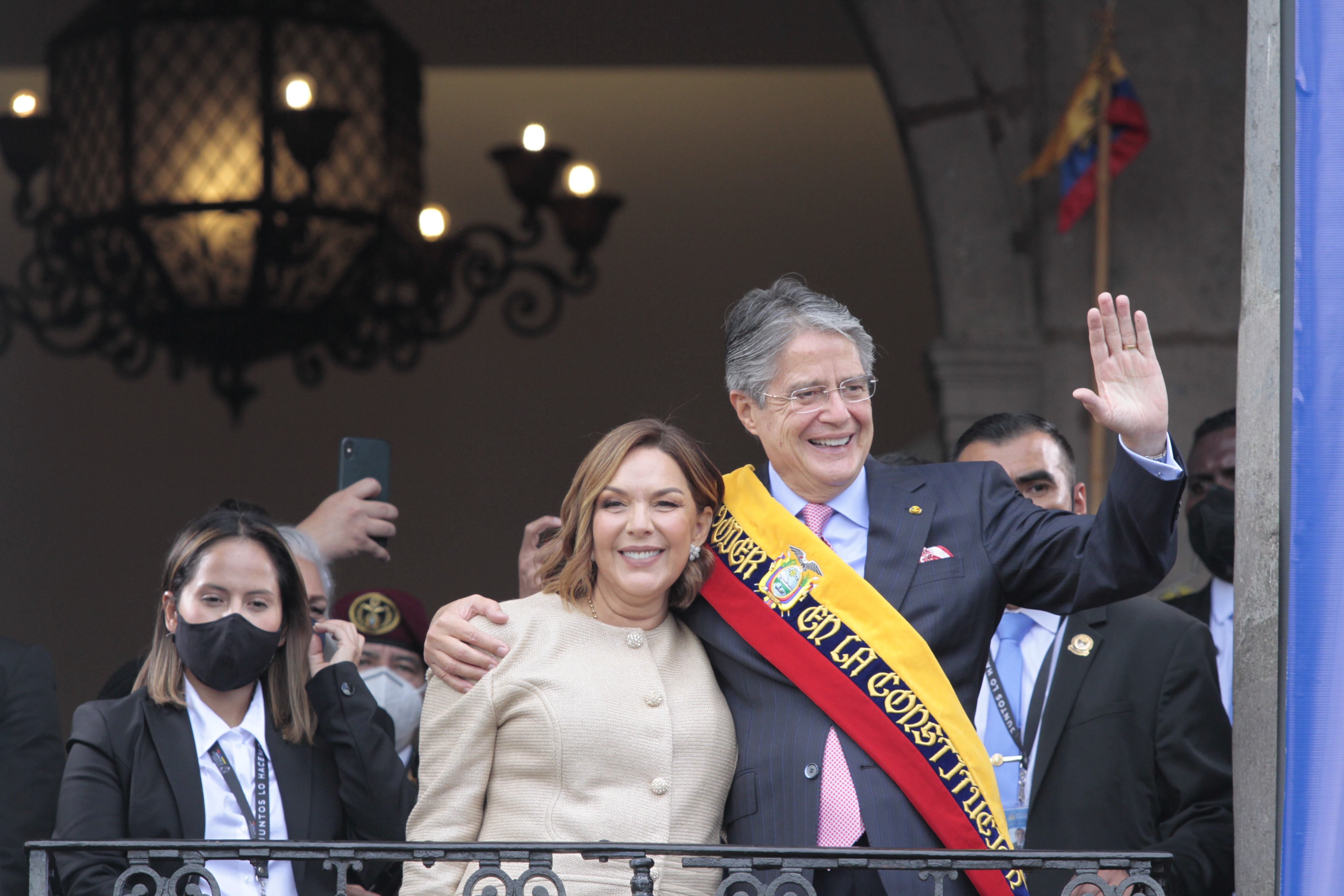 El nuevo presidente de Ecuador, Guillermo Lasso (d), saluda junto a la primera dama, María de Lourdes Alcívar Crespo en el Palacio de Gobierno, en Quito (Foto:  EFE/ Santiago Fernández)
