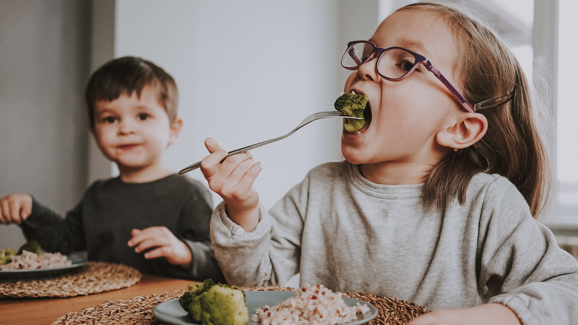 Los padres que deciden dar a sus hijos una alimentación vegetariana deben recibir información que los ayude a ofrecerles todos los nutrientes (Getty)