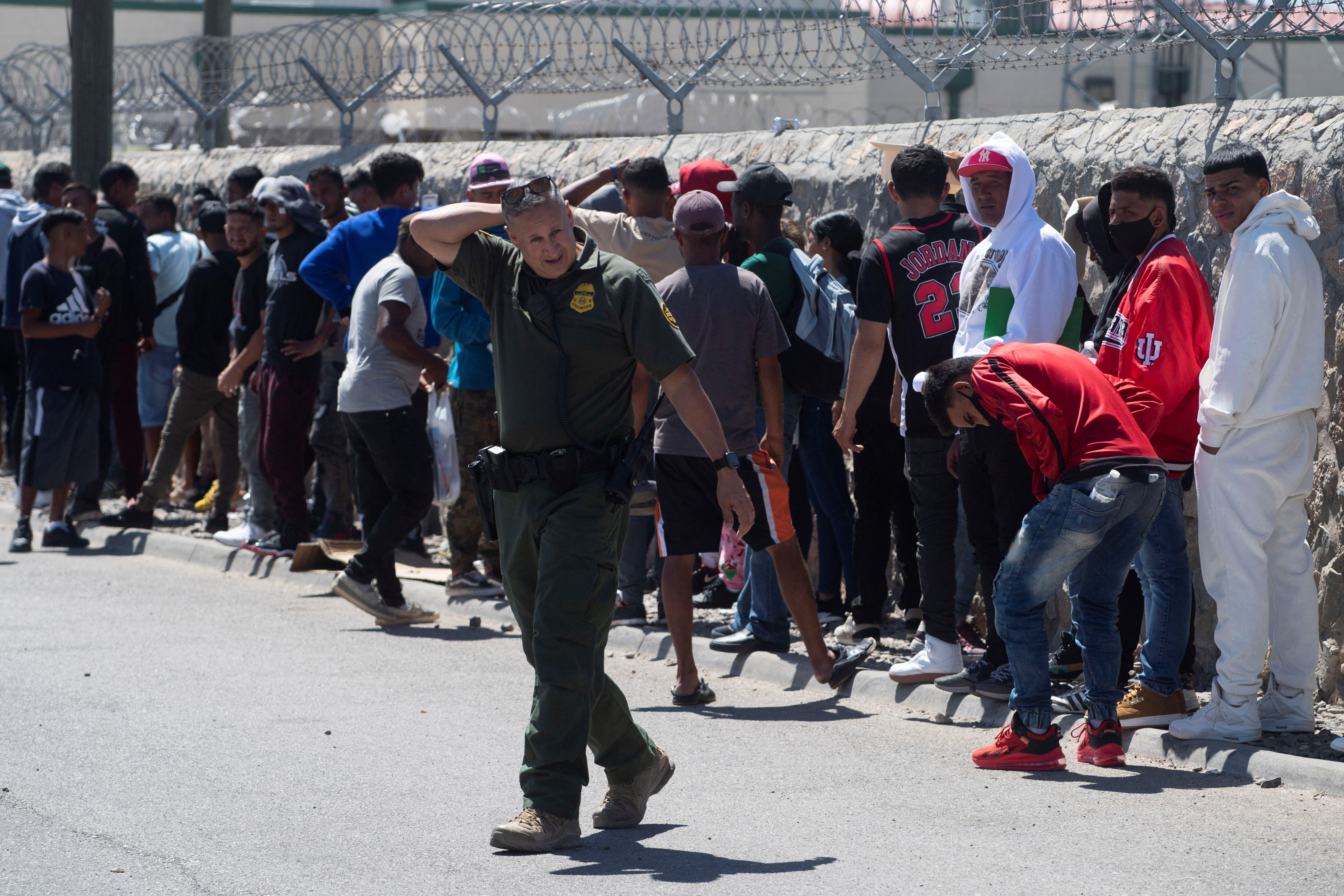 Migrantes esperan ser procesados por agentes en la frontera cerca de El Paso (Reuters)