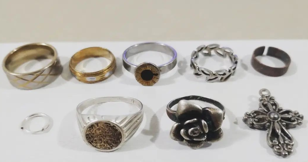 Una serie de anillos y colgantes hallados por Damián Martínez en la playa