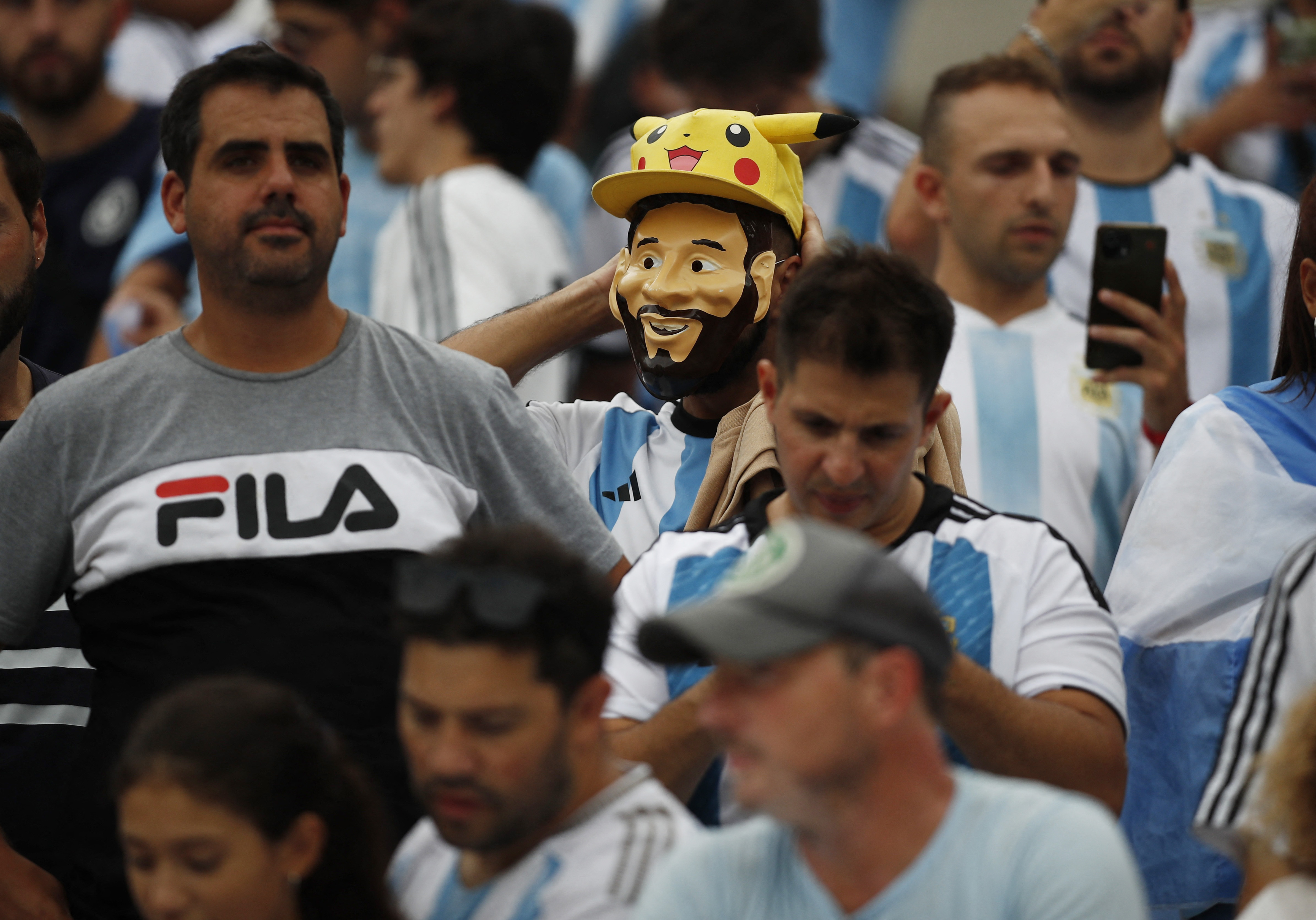Once inside the venue, people began to give it color and Leo Messi's reference was present, as was the case with the mask that this fan wore 