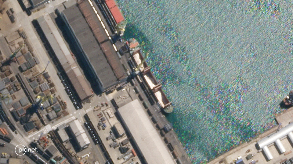 La imagen satelital muestra al carguero en Novorossiysk (Rusia) a fines de mayo (Planet Labs/Reuters)