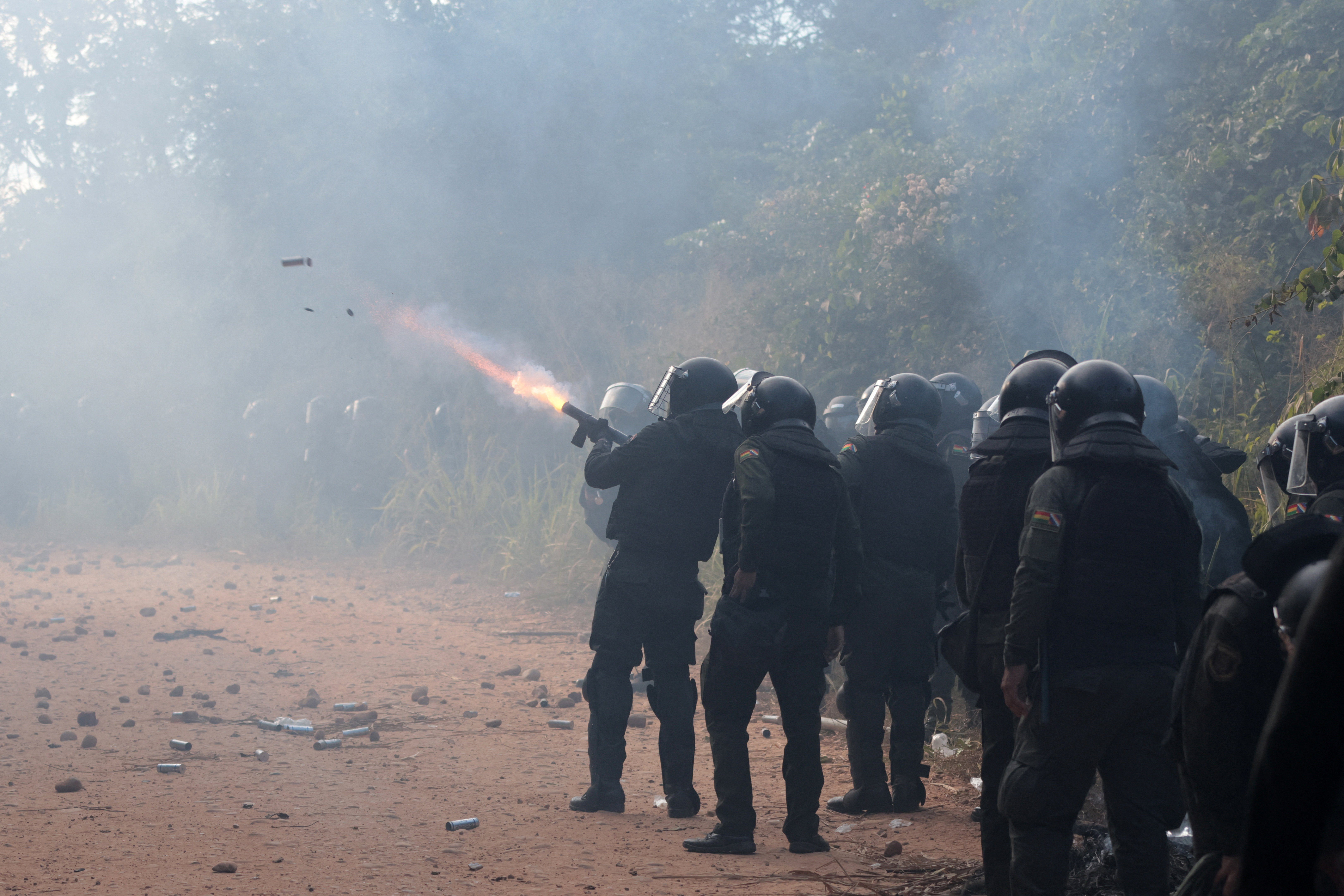 Tensi&oacute;n en Bolivia: dos polic&iacute;as resultaron heridos de bala durante un operativo para liberar una carretera en Santa Cruz