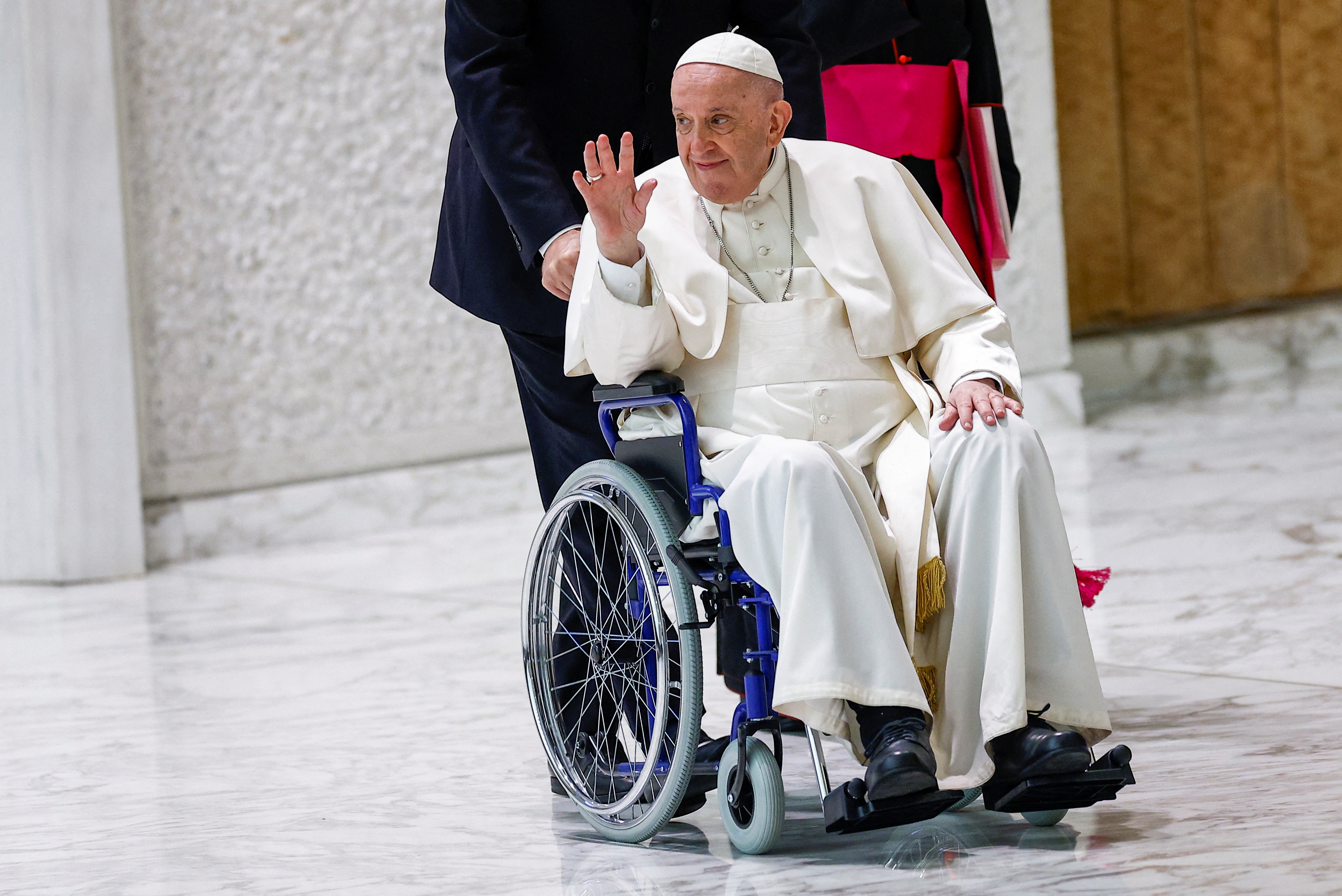 El papa Francisco utilizó una silla de ruedas por su dolor de rodilla (REUTERS/Guglielmo Mangiapane)