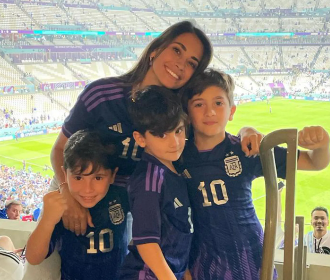 Antonela Roccuzzo junto a sus hijos en el estado Lusail (Foto: Instagram)