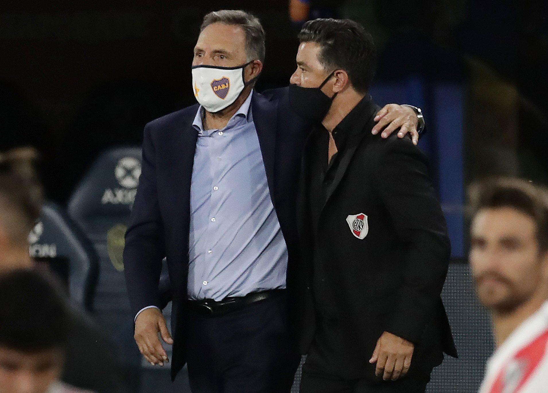 El abrazo final de Russo y Gallardo. Noble actitud de los entrenadores (REUTERS/Alejandro Pagni)