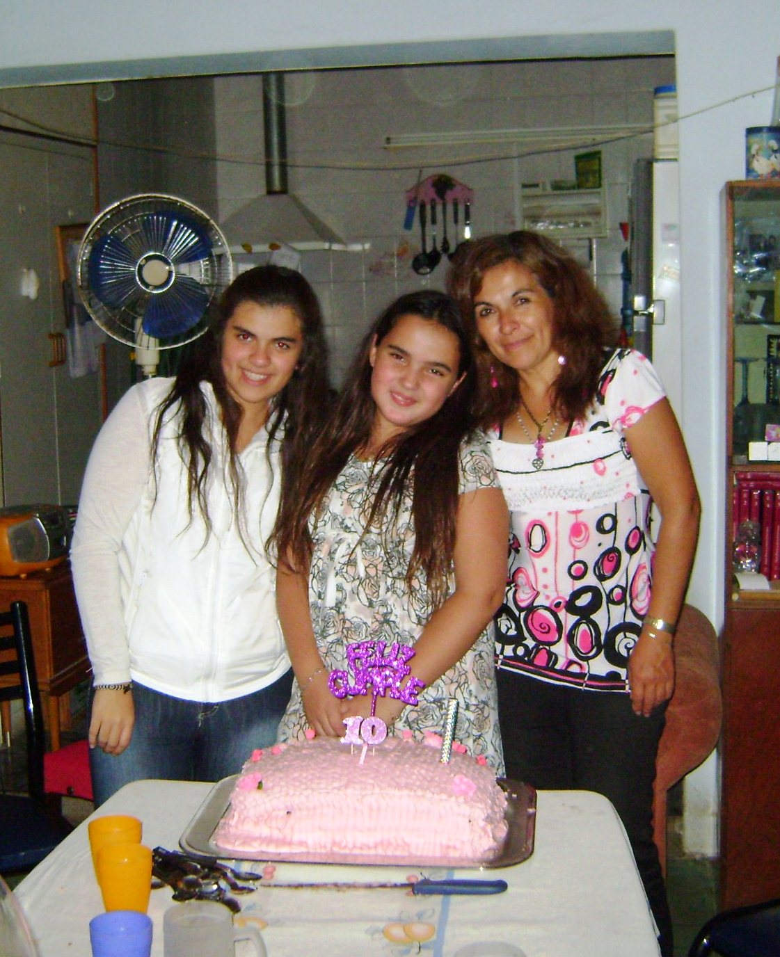 Chiara, cuando cumplió 10 años, junto a su mamá Verónica, a la derecha. A la izquierda, su hermana, Romina. 