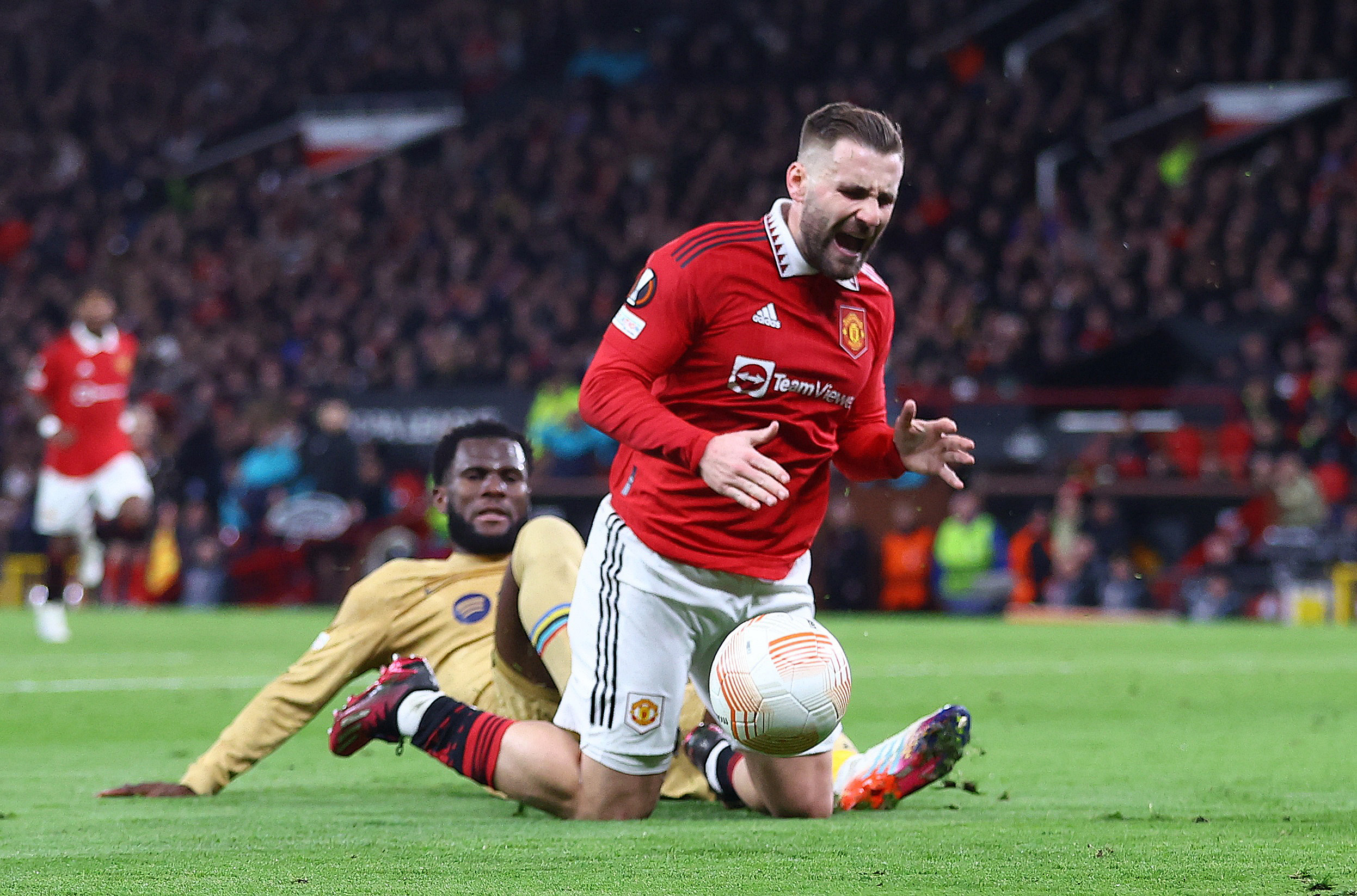 Franck Kessie derriba a Luke Shaw. Foto: REUTERS/Carl Recine