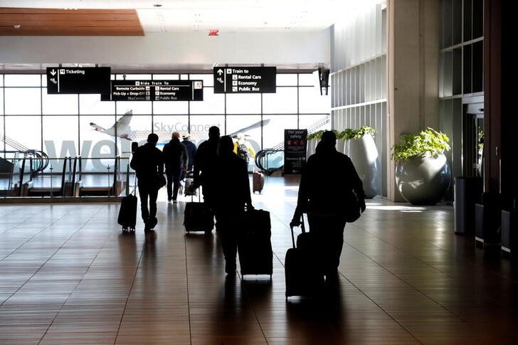 FOTO DE ARCHIVO: Un grupo de pasajeros camina por el interior del Aeropuerto Internacional de Tampa, estado de Florida, Estados Unidos, el 19 de enero de 2022. REUTERS/Octavio Jones