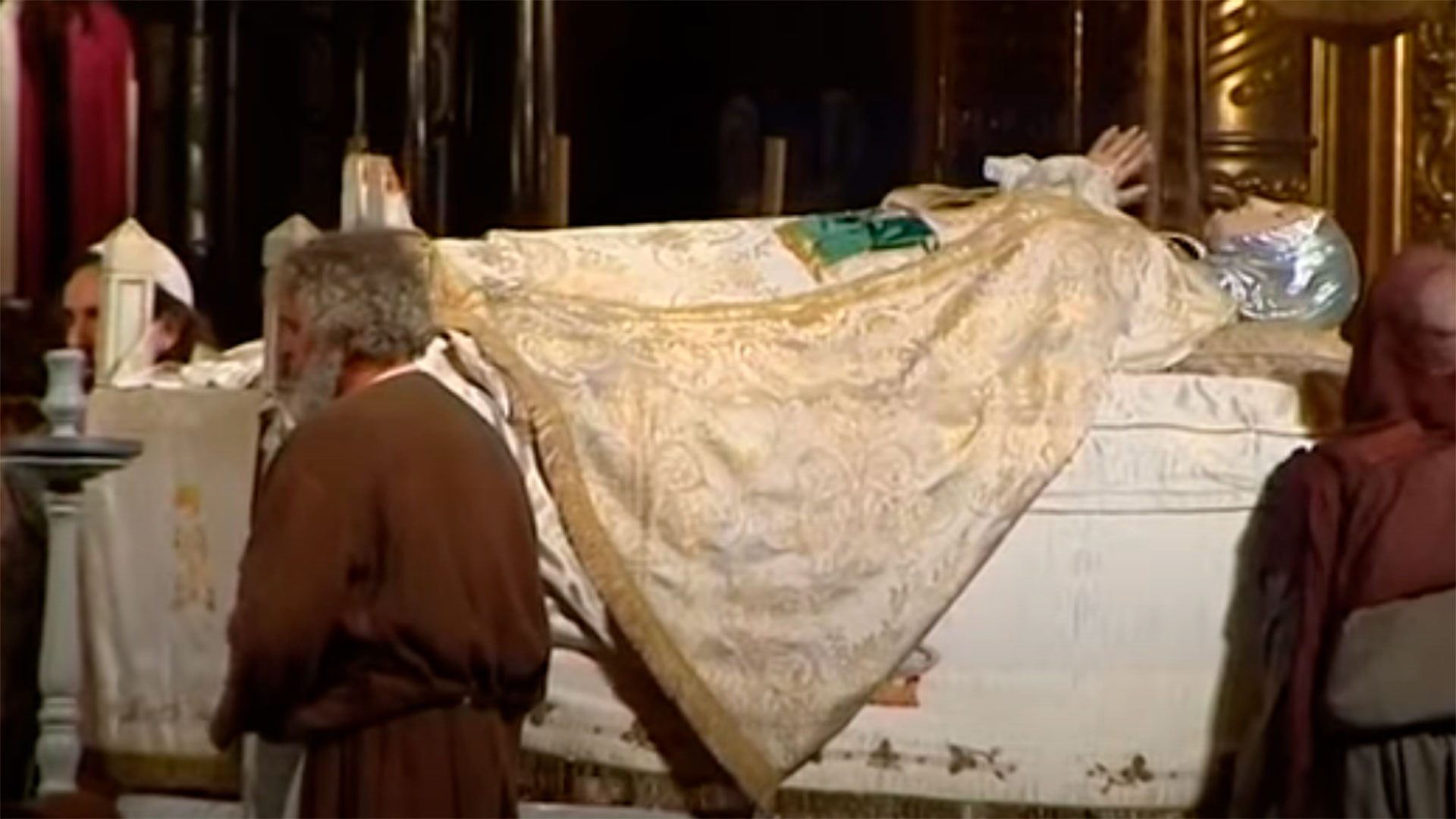 La representación del drama sacro-lírico religioso que recrea la Dormición, Asunción y Coronación de la Virgen María en la iglesia Santa María de Elche, en España, considerado "Patrimonio de la Humanidad" por la UNESCO