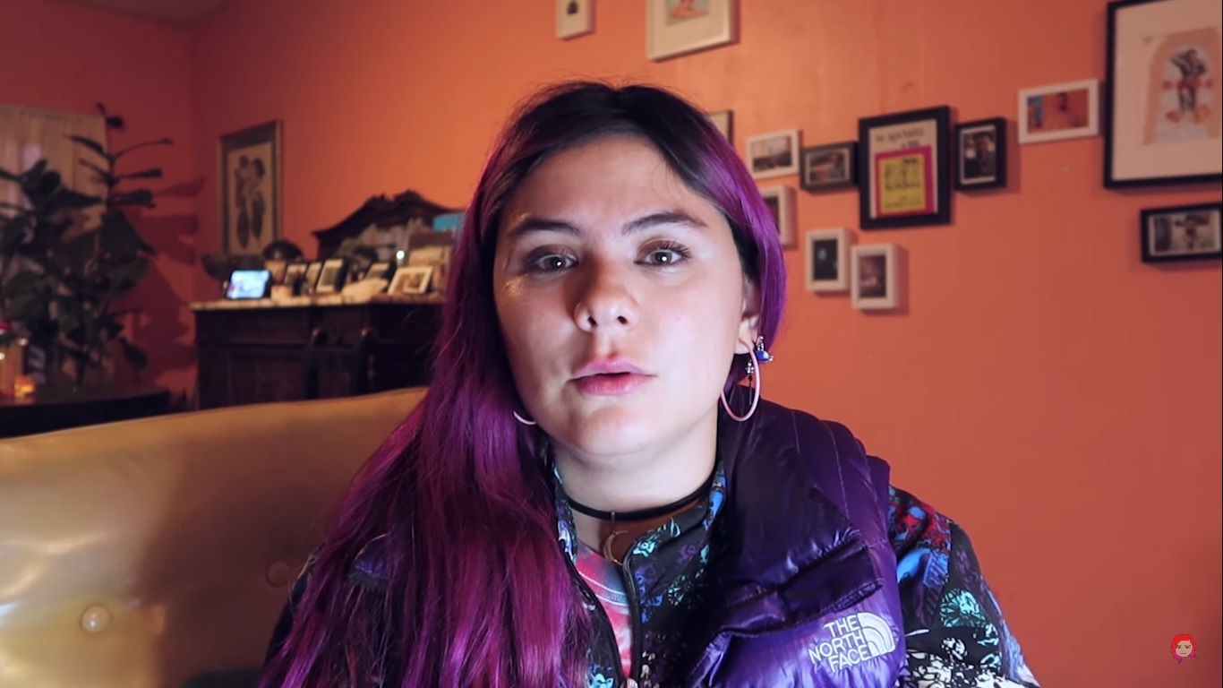 En un video de casi 20 minutos, la youtuber mochilera contó su historia con el rostro de NoMeRevientes (Captura: YouTube ixpanea)