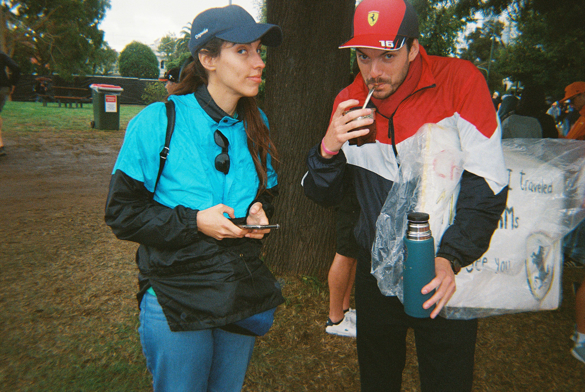 Nicolás junto a Carolina y el mate, siempre cerca de los argentinos en cualquier parte del mundo (Nicolás Zalazar)