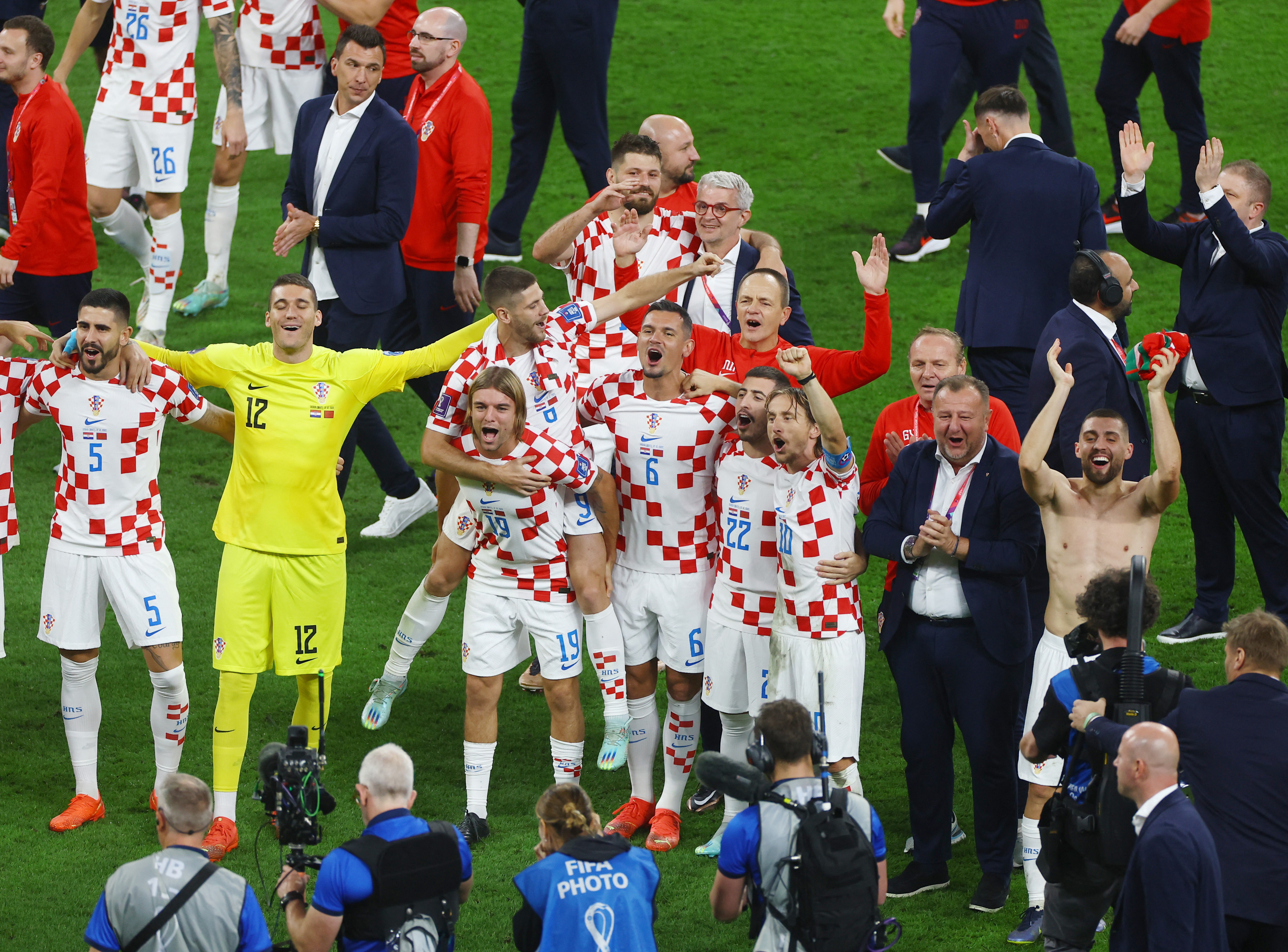 Los jugadores de Croacia festejan el triunfo ante Marruecos que los dejó terceros en la Copa del Mundo de Qatar (REUTERS/Kai Pfaffenbach)