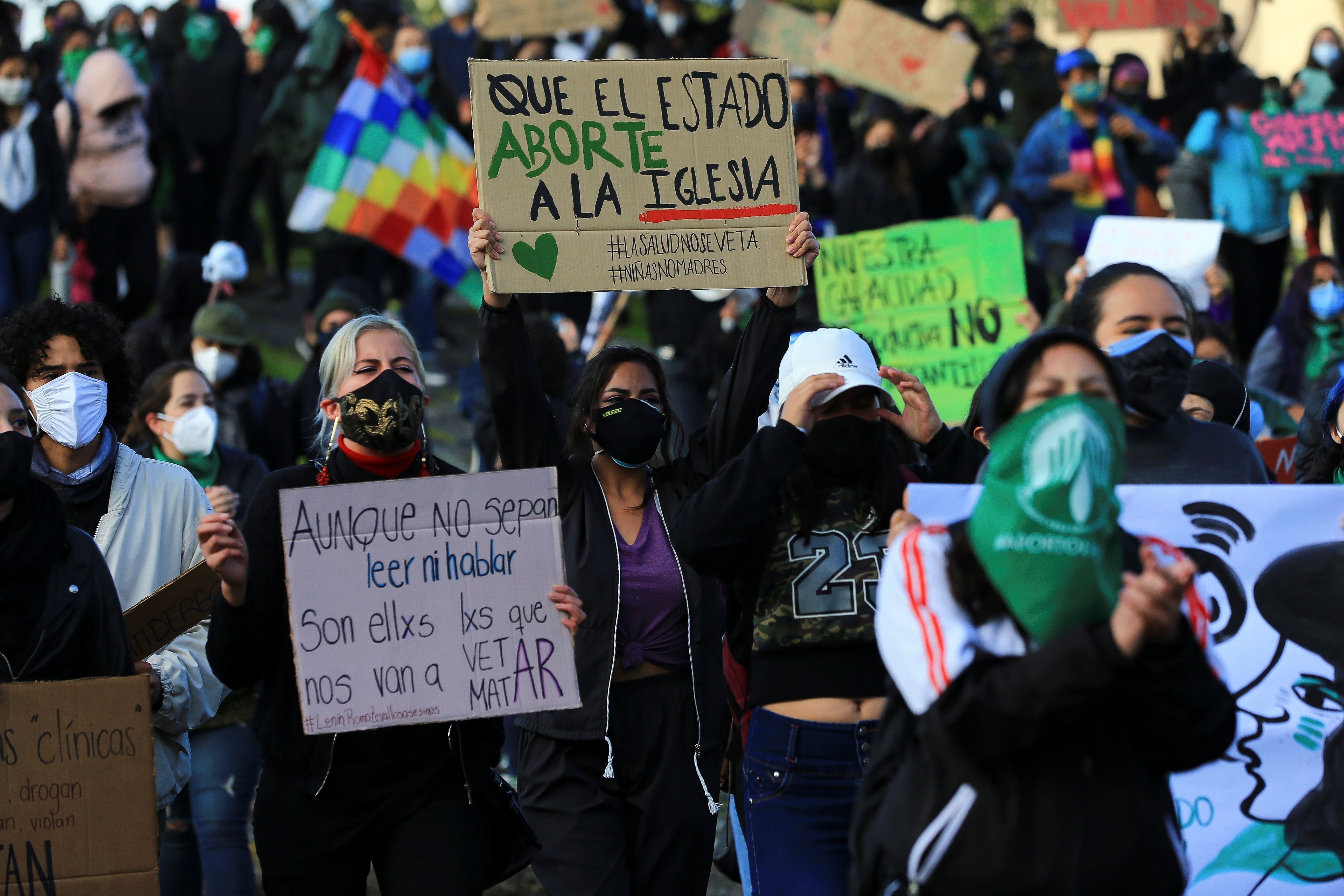Mujeres en Ecuador exigen despenalizar el aborto y critican la unión Iglesia -Estado - Infobae