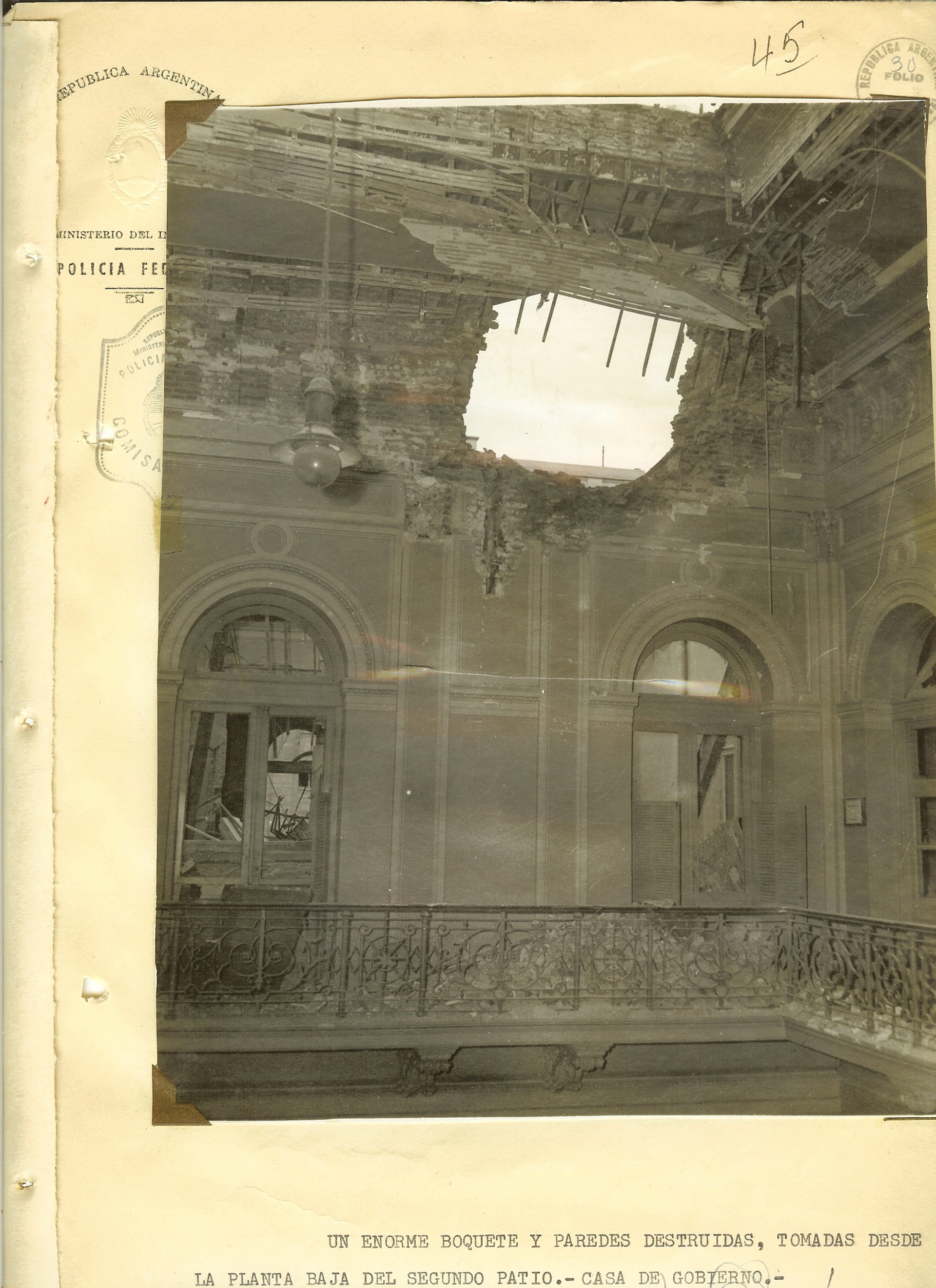 Boquete en el techo de la Casa Rosada. Una de las tantas muestras de los daños producidos por los bombardeos.