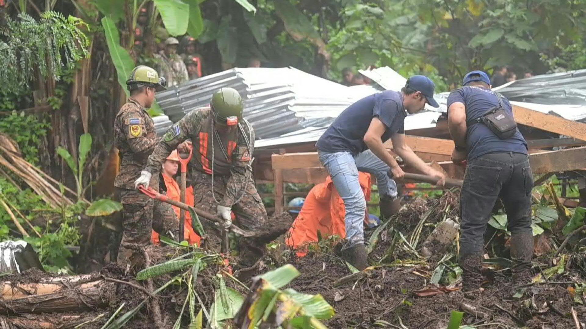 Siete personas murieron luego que sus casas fueron soterradas por aludes de tierra por causa de las lluvias en El Salvador (AFP)