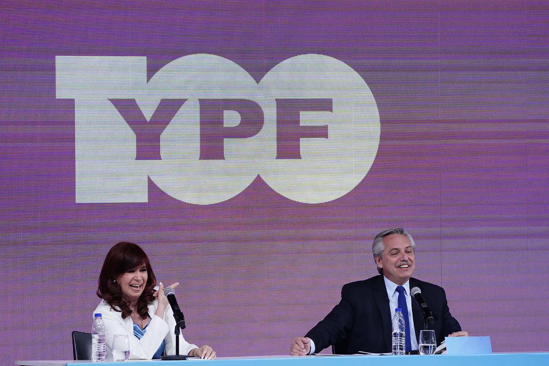 Alberto Fernández y Cristina Kirchner durante el acto por los 100 años de YPF, la última actividad que compartieron (Franco Fafasuli)