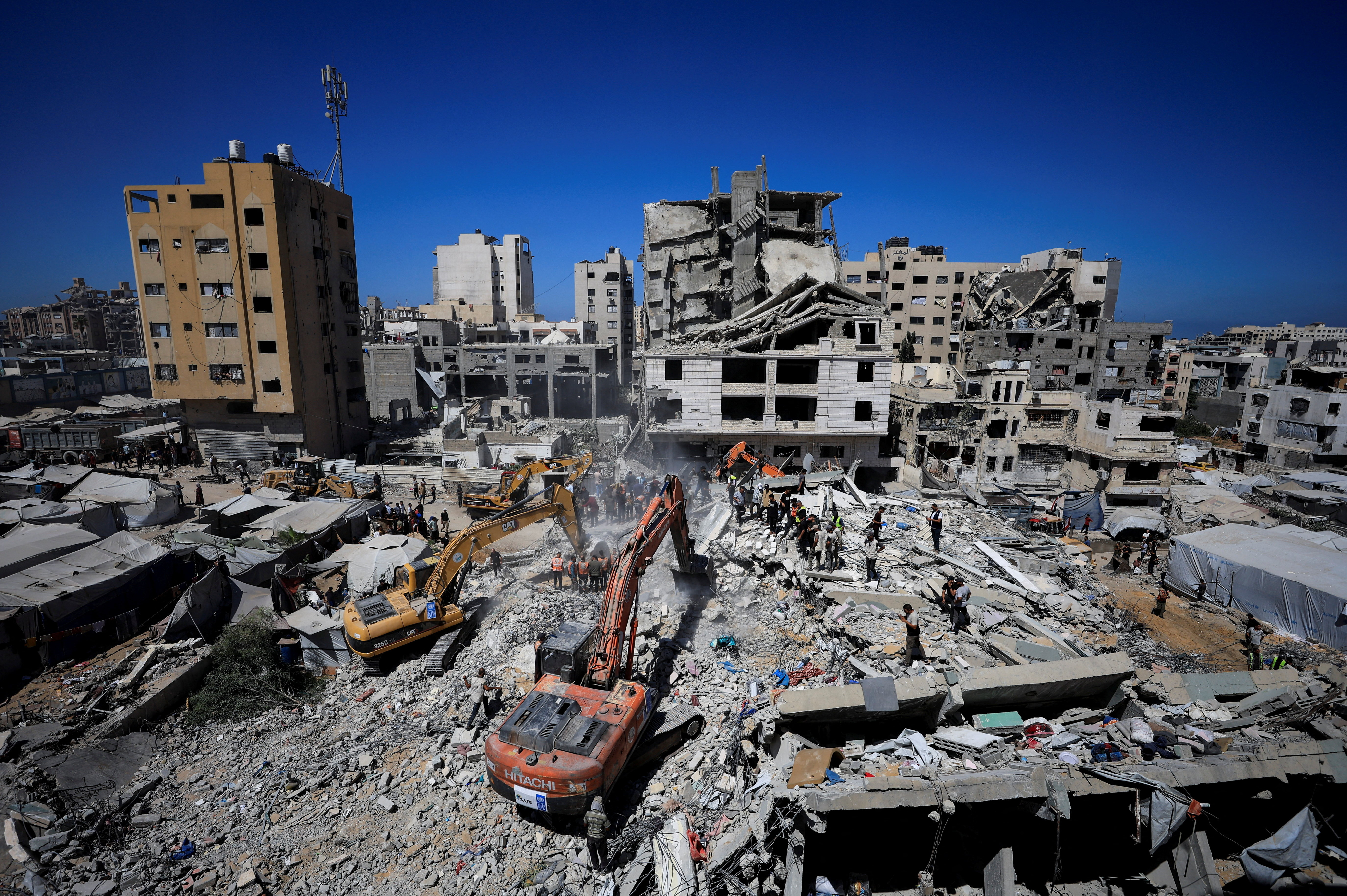 El derrumbe de un edificio de apartamentos en Gaza dej&oacute; al menos 20 muertos y decenas de desaparecidos