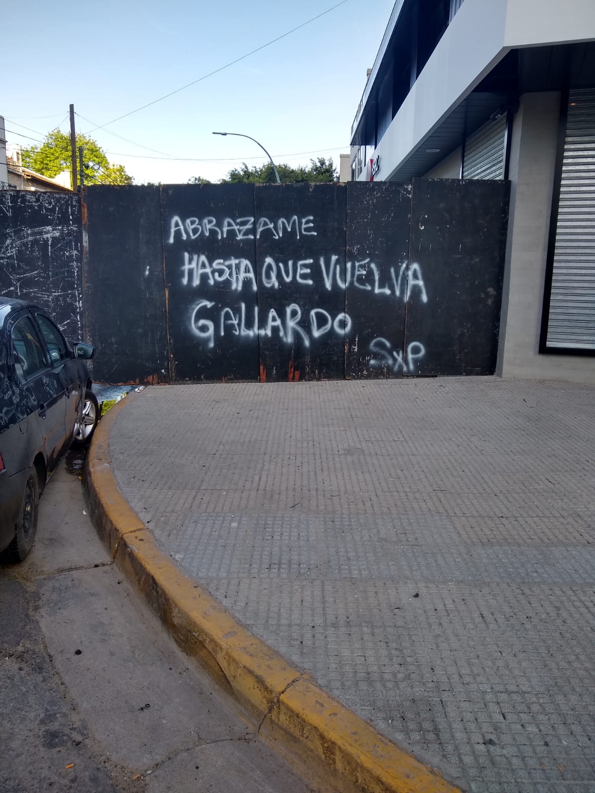 "Abrazame hasta que Gallardo vuelva", un graffitti en una pared cercana al Monumental
