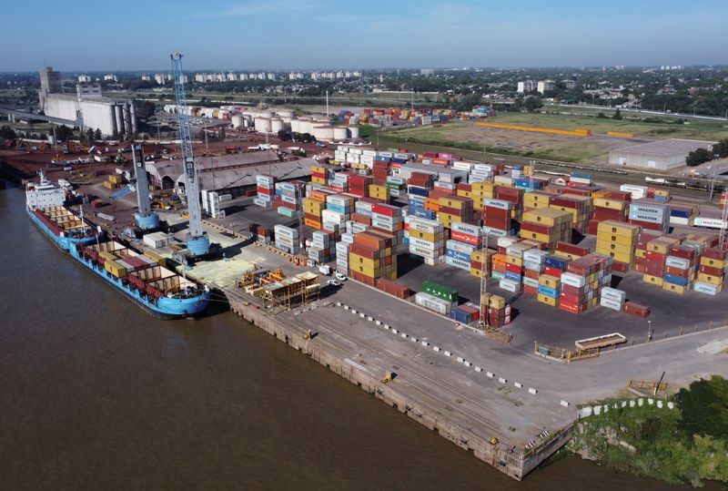 Foto de archivo: imagen de barcos y containers en el puerto de Rosario, en la provincia de Santa Fe, desde donde se exportan la mayor parte de las exportaciones agrícolas de Argentina. 9 mar, 2023. REUTERS/Agustin Marcarian