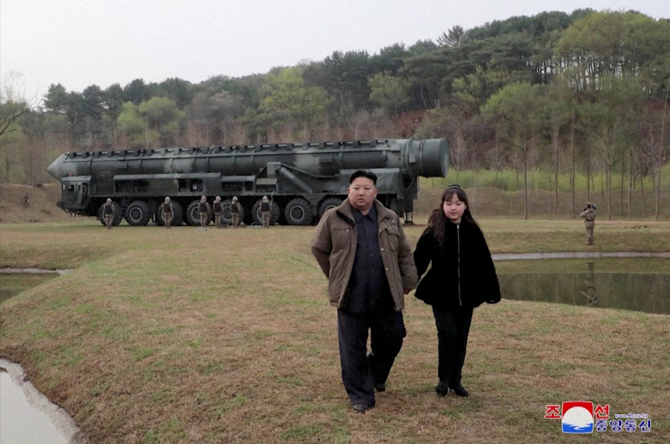 El dictador Kim Jong-un y su hija Kim Ju Ae asisten al lanzamiento de prueba de un nuevo misil balístico intercontinental (ICBM) de combustible sólido Hwasong-18 en abril pasado 