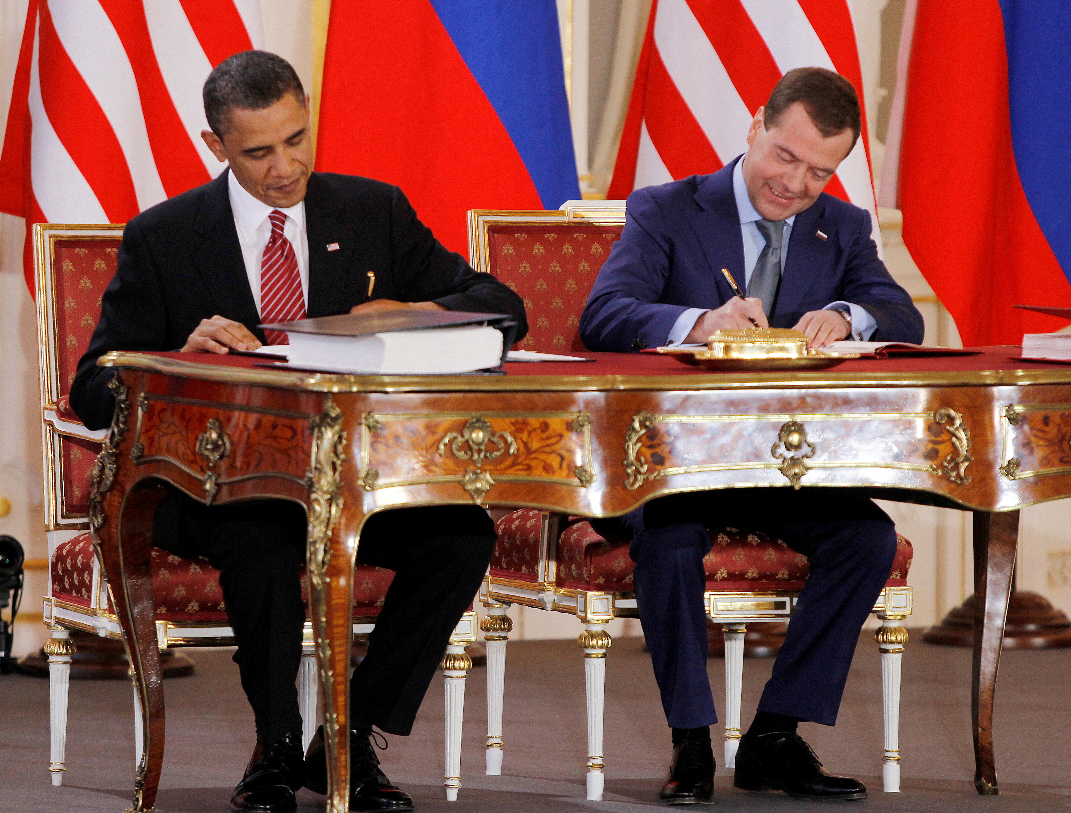 Obama y Medvedev durante la firma del tratado Nuevo START (REUTERS/Jason Reed/archivo)